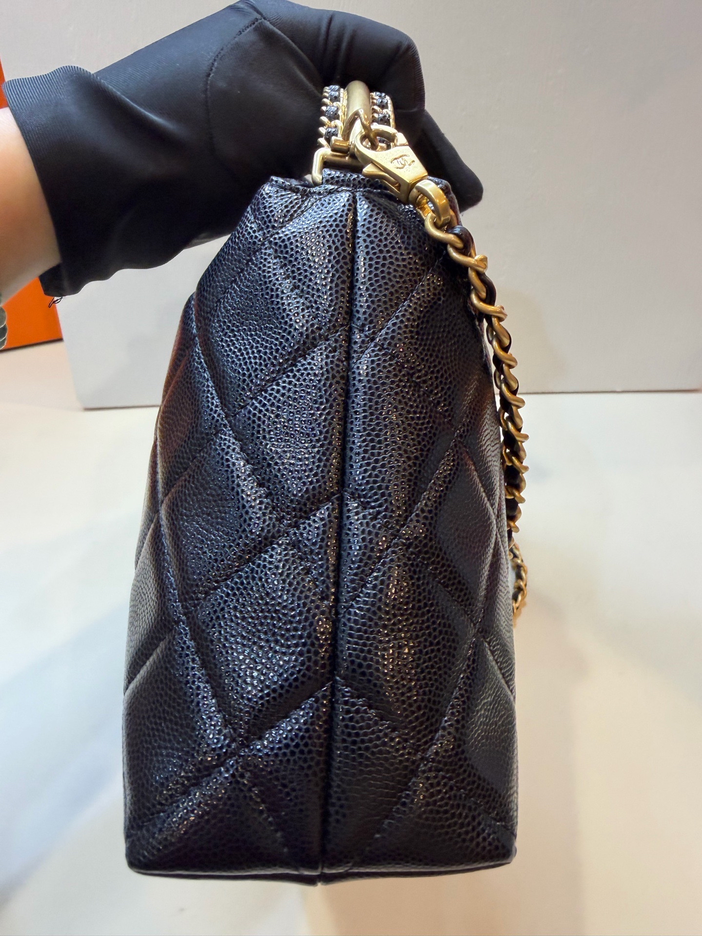 Pre-Owned CHANEL Hobo Handbag / Product Code: 26042529