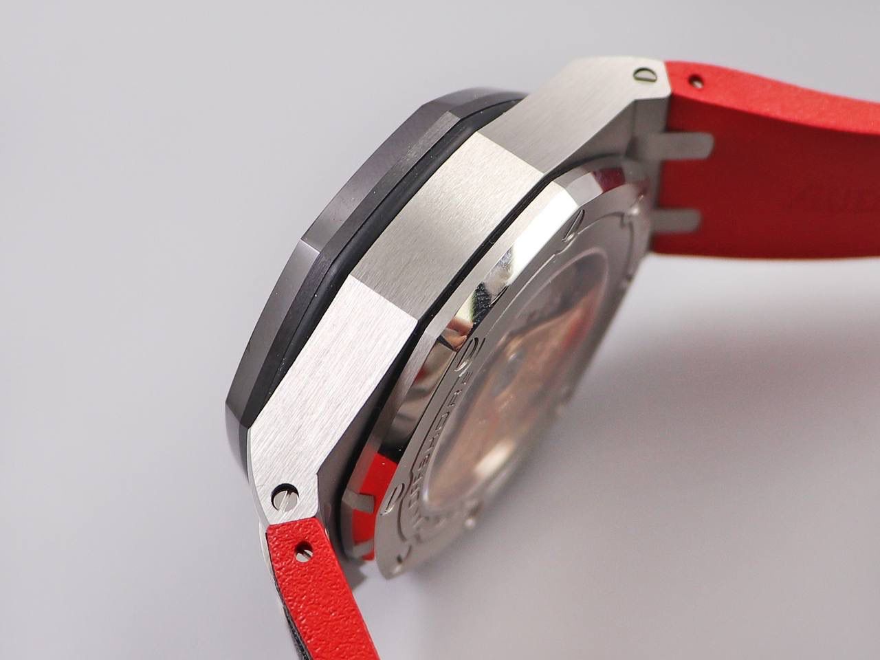 A P26470黑骑士钢壳陶瓷圈新品.直径42毫米！陶瓷把头陶瓷按的，搭载订制版12H计时3126机芯，特制的顶级黑红橡胶带。最强版26470系列🔥💯