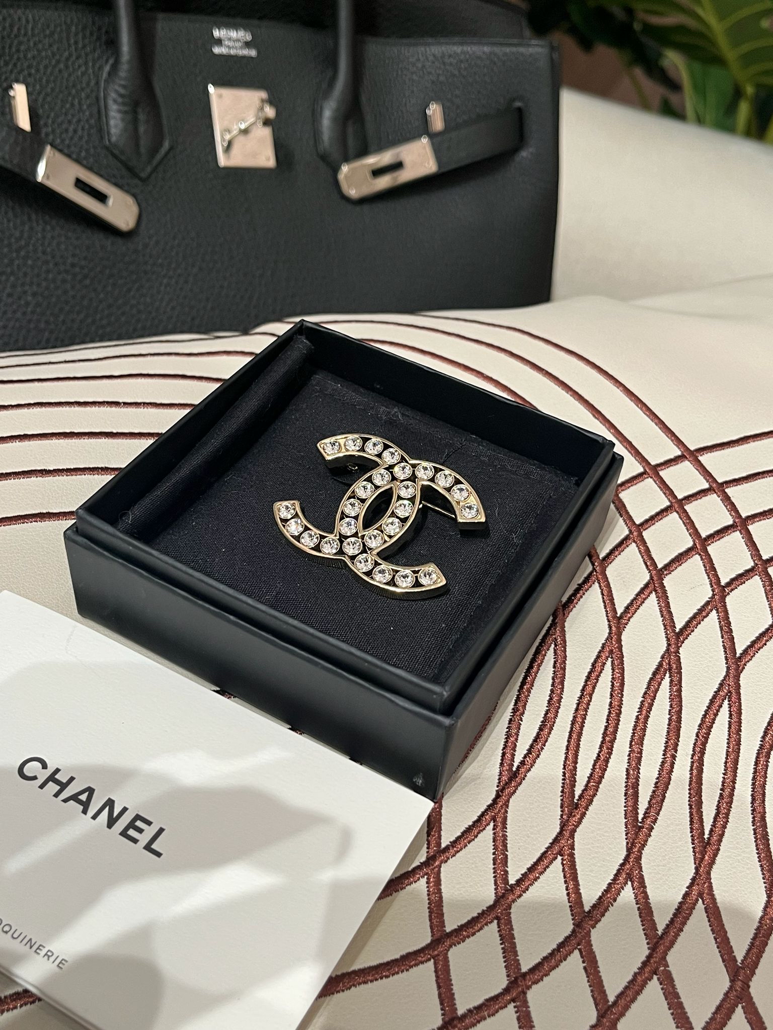 Chanel cc brooch  100%Authentic, 98%new ✅Dust bag✅box