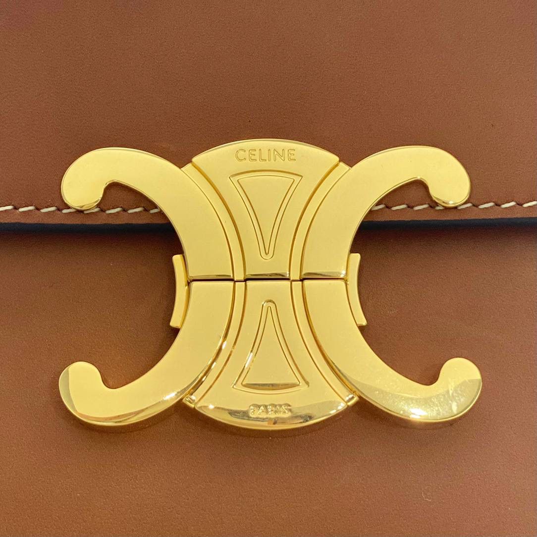 🔥大货实拍图 𝗖𝗘𝗟𝗜𝗡𝗘 ♥ 𝗧𝗥𝗜𝗢𝗠𝗣𝗛𝗘 𝗦𝗛𝗢𝗨𝗟𝗗𝗘𝗥 𝗕𝗔𝗚 感觉这两年𝐂𝐞𝐥𝐢𝐧𝐞是不是打开了任督二脉！出的包是越来越绝了！新款凯旋门腋下包简直惊喜爆棚！确认过眼神是我想要的包！必须要拥有的那种❗️型号：194143 尺寸：20*10*4cm