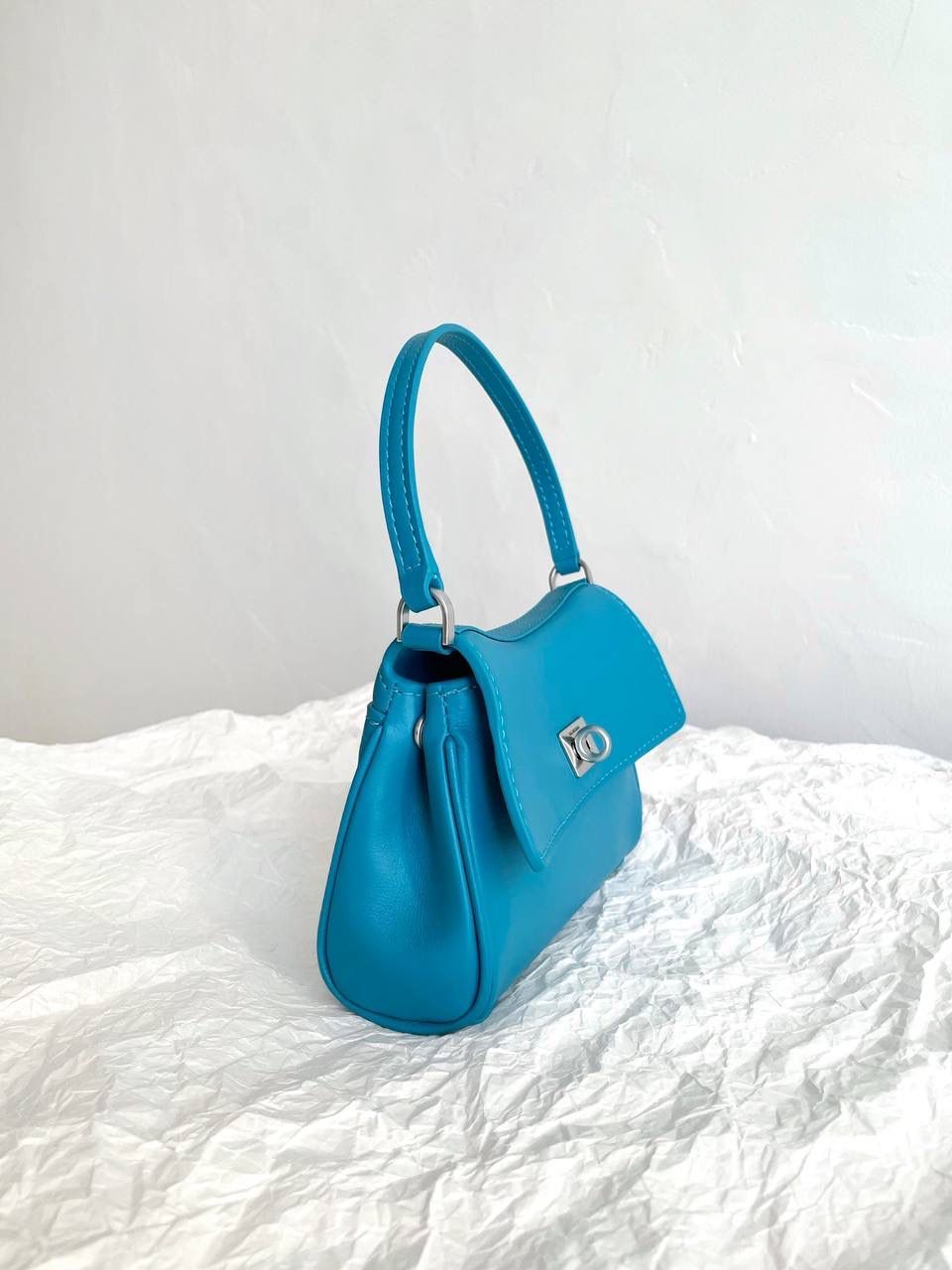 爆款🔥仅剩少量❗️ ba1enciaga rodeo nano 蓝色🩵 巨巨巨可爱的小rodeo 有没有拒绝不了包包变成小废包大小的姐妹！ 真的超级无敌cute，尖叫中～～ 但是，我想说的是，人家可不说小废包 它是可以装下iPhone pro的超实用mini bag📱 (plus不行哈🙅🏻‍♂️) 手提着出街就像拎着个小挂件 还有链条肩带可以肩背⛓ 家里有小千金的话 mini包还能和宝贝女儿共享🩷🩷 画面不要太治愈☺️☺️ 必须zp开发的啦，所有细节正确且对版哈！ 16×9.9×4.5cm819429m