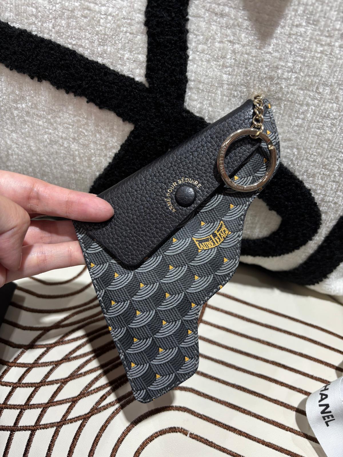 Fauré Le Page 的 Pochette Calibre 22槍形萬用收納包／零錢包 coins bag 100%Authentic, 98%new
