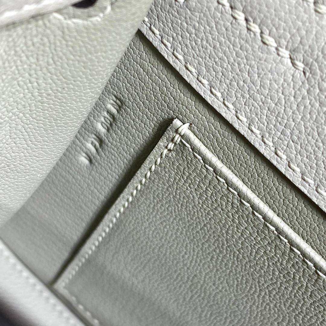 『珍珠灰·金』 ‘’Kᴇʟʟʏ ᴅᴀɴsᴇ • Evercolor 🎀 时尚圈就是一个圆！ 最厉害的就是六种背法： 斜背、侧背、肩背、腰包、背包、手包 集美们一定要安排起来‼️ 22Cm