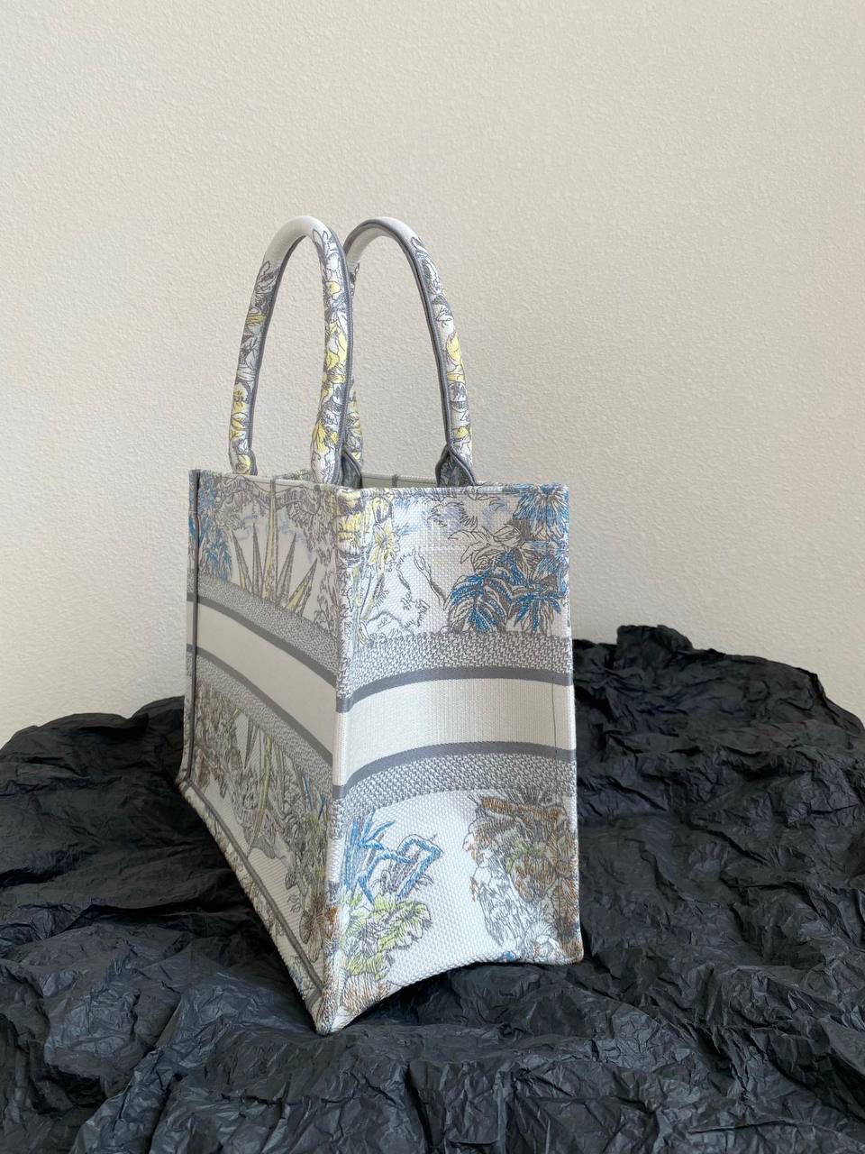 🈶多色中号 𝗖𝗗 𝗕𝗼𝗼𝗸 𝗧𝗼𝘁𝗲 23圣诞限定🎄 今年的无限梦境主题也太戳了！ 如星光璀璨，如宇宙般浩瀚 中间的星星宛如从海中诞生的维纳斯❤️ 太有视觉冲击力了，神秘而梦幻 像我们每个人都是星辰～🌟 浪漫到极致，这系列很难不买啊 36×27×16cm