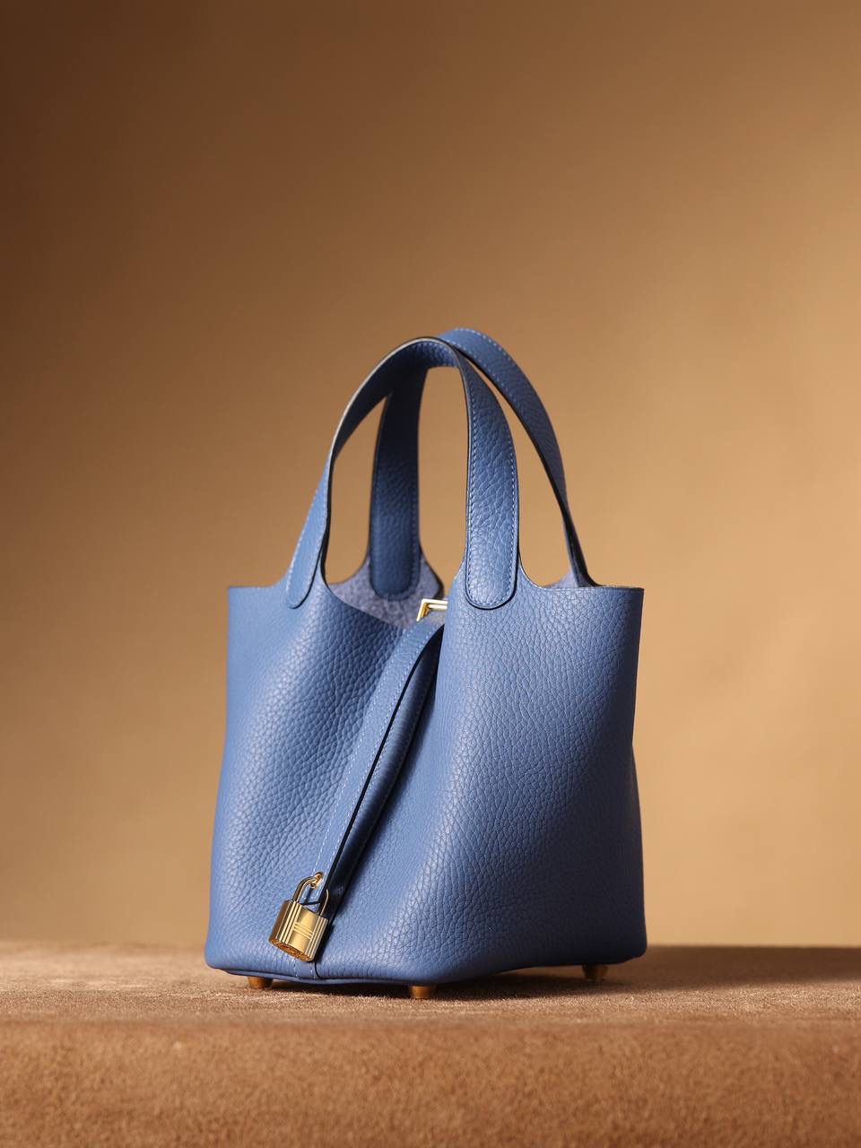 H菜篮子❤️ 玛瑙蓝蓝18cm金扣 独家渠道货！独家背景！高清实拍图！ 每个细节可放大看，全网天花板级别的菜篮子，独一无二的过验产品，每个细节都是对版的！ 纯手工制作、细工慢活、工匠精神雕刻的艺术精品！0售后，包满意！奢侈品中的精品之作！ 尺寸：18 X 19 X 13.5cm