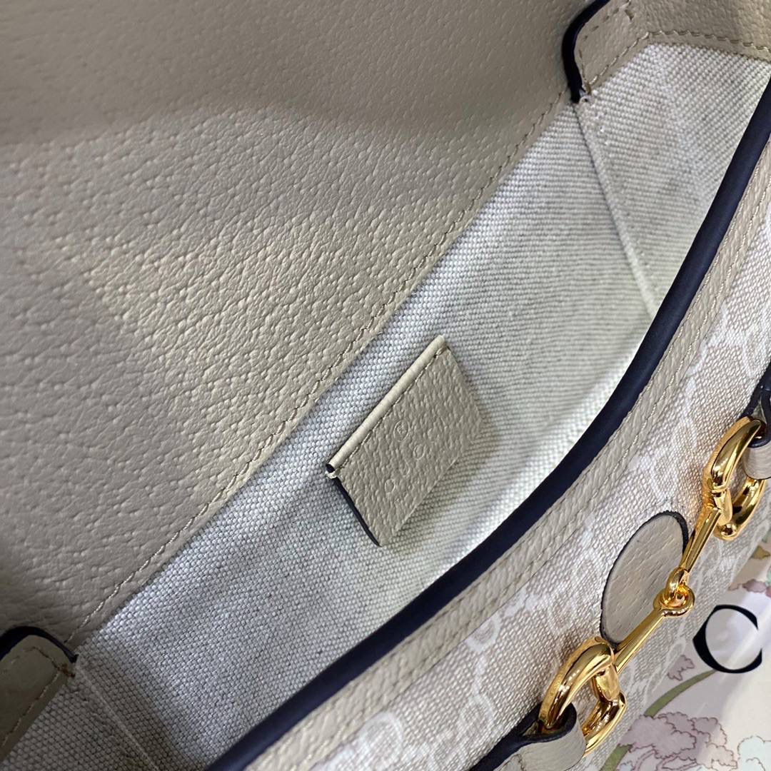 ▪大货实拍 𝐆𝐮𝐜𝐜𝐢 𝐁𝐞𝐢𝐠𝐞 𝐖𝐡𝐢𝐭𝐞燕麦色 型号：699296 尺寸：18*12*5cm