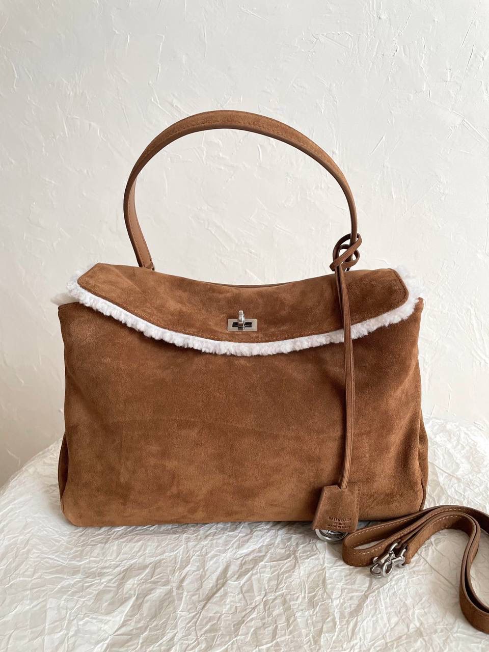 爆款🔥 ba1enciaga rodeo麂皮毛绒绒泰迪熊 中号🧸 看到这只包直接暖到心里去！ 好喜欢好喜欢好喜欢啊啊啊 本广东人想一秒入冬 我要立马背上这只 泰 迪 熊！ 除了喜欢没什么可说的 直接给我干词穷了 btw，这只也是买了zp回来对皮对毛的哦 米白色的毛毛，毛要足够粗密，且要卷 我知道市场很多直接用细软直的来做 不敢想象实物有多jia...打咩打咩🙅🏻‍♀️🙅🏻🙅🏻‍♂️❌ 我们开发一直都是秉着认真负责的态度 相似度你们就放一百个心吧！交给我们！ 中号：35×23.3×10.9cm789772m