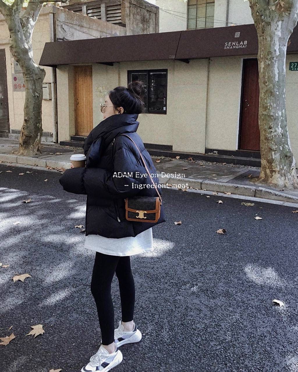 🔥大货实拍图 𝗖𝗘𝗟𝗜𝗡𝗘 ♥ 𝗧𝗥𝗜𝗢𝗠𝗣𝗛𝗘 𝗕𝗢𝗫 型号：191242 中号尺寸：22.5*16*7cm 小号尺寸：18.5*14*6cm 𝑪𝒆𝒍𝒊𝒏𝒆老花凯旋门，老花配纯色包边的设计，散发着法式优雅的气息，简直是复古到心坎儿😍