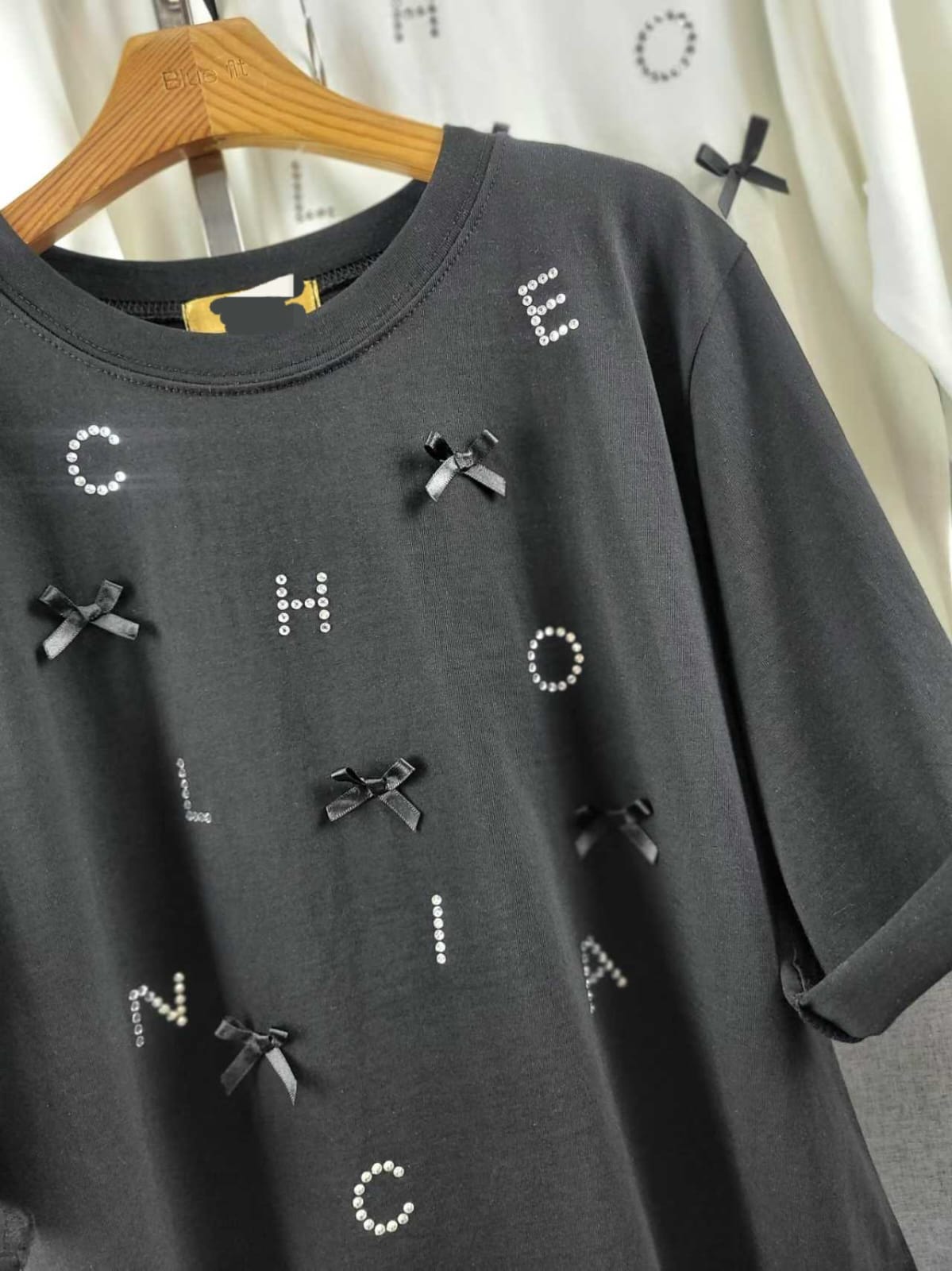 🎀【不規則美學】蝴蝶結刺繡字母短袖 Tee