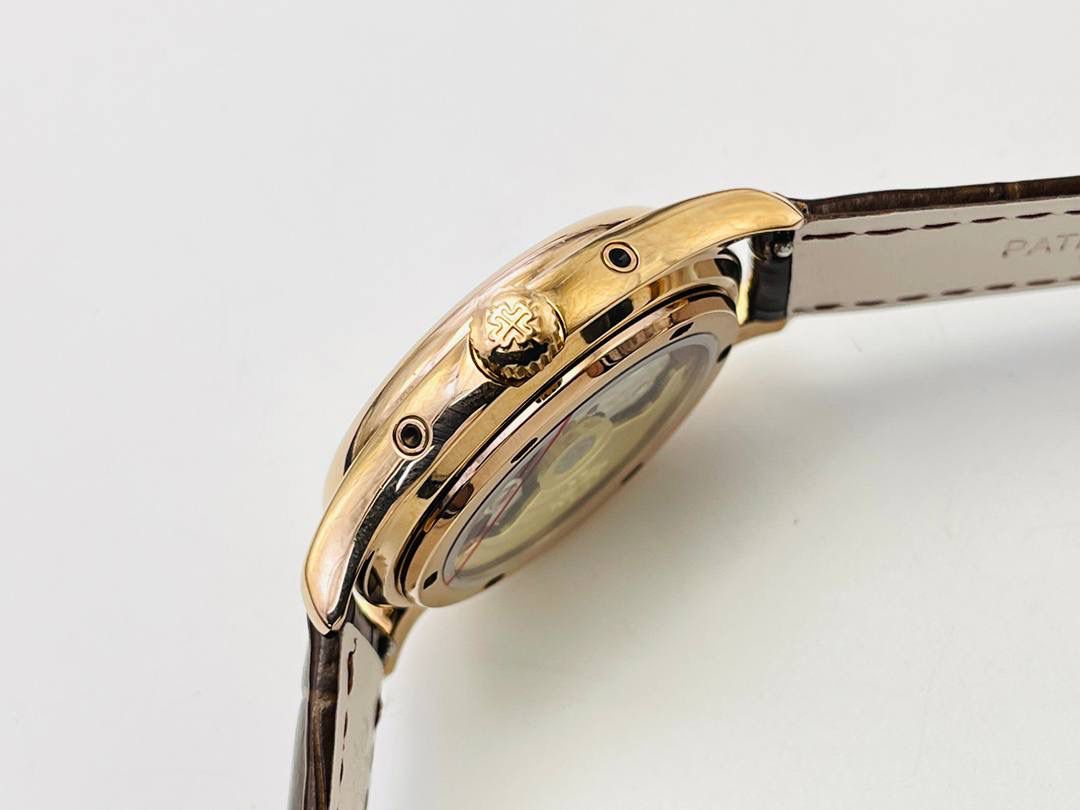 百达.翡丽最热门款式，PP复杂功能计时系列5146R 5147🔥🔥 1⃣️采用39MM表盘直径，精巧绝伦！ 2⃣️搭载高性能Cal.324自动机械机芯，具备年历，日期，月份和月相显示功能，提供了强大的时间衡量功能，表盘设计中心大秒针，是时间易于读取。 3⃣️相信这样的一款腕表会是很多爱表人士所梦寐以求的，但是就如它水中月的意象一样，可遇而不可求，所以，如果有个机会出现在你面前，那么就好好珍惜吧。