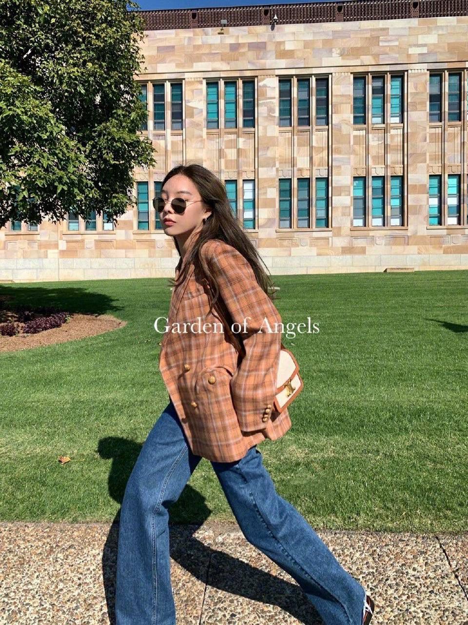 🔥大货实拍图 𝗖𝗘𝗟𝗜𝗡𝗘 ♥ 𝗧𝗥𝗜𝗢𝗠𝗣𝗛𝗘 𝗕𝗢𝗫 型号：191242 中号尺寸：22.5*16*7cm 小号尺寸：18.5*14*6cm 凯旋门自发行以来就一直火的一塌糊涂，最开始的老花到纯色到帆布，这只帆布真的太好看了，超级清新！