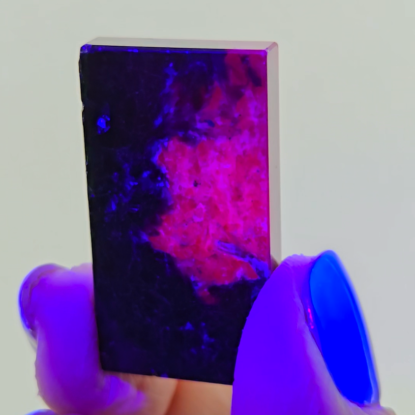 Ruby in zoisite with prismatic pattern and UV - RBY72