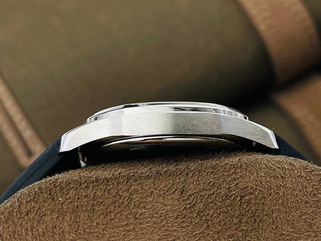 最强版本来袭 百达.翡丽AQUANAUT女装款石英系列，打造市面最佳副本，带来全网最佳体验，英姿飒爽，典藏奢华！欢迎女神品鉴！ 1⃣️【表壳】 1.腕表尺寸35.6 毫米X 9.5毫米！圆润的八角形表壳与原装一致，保持着复古的造型和精湛的做工。 2.旋入式把头设计和实心底盖结构吻合与原版。 3.表圈镶嵌46颗顶级施华洛世奇水晶（1克拉）表壳镶嵌88颗顶级施华洛世奇水晶（1.91克拉） 2⃣️【精彩细节】 1.采用与原装一致的天然复合橡胶（Tropical）材质，经久耐磨，可抵抗海水侵蚀和紫外线辐射。 2.完美克隆Aquanaut经典式折叠式表扣，即使在非常细小的拐角处上也做有倒角润饰，确保还原正品般的舒适感。