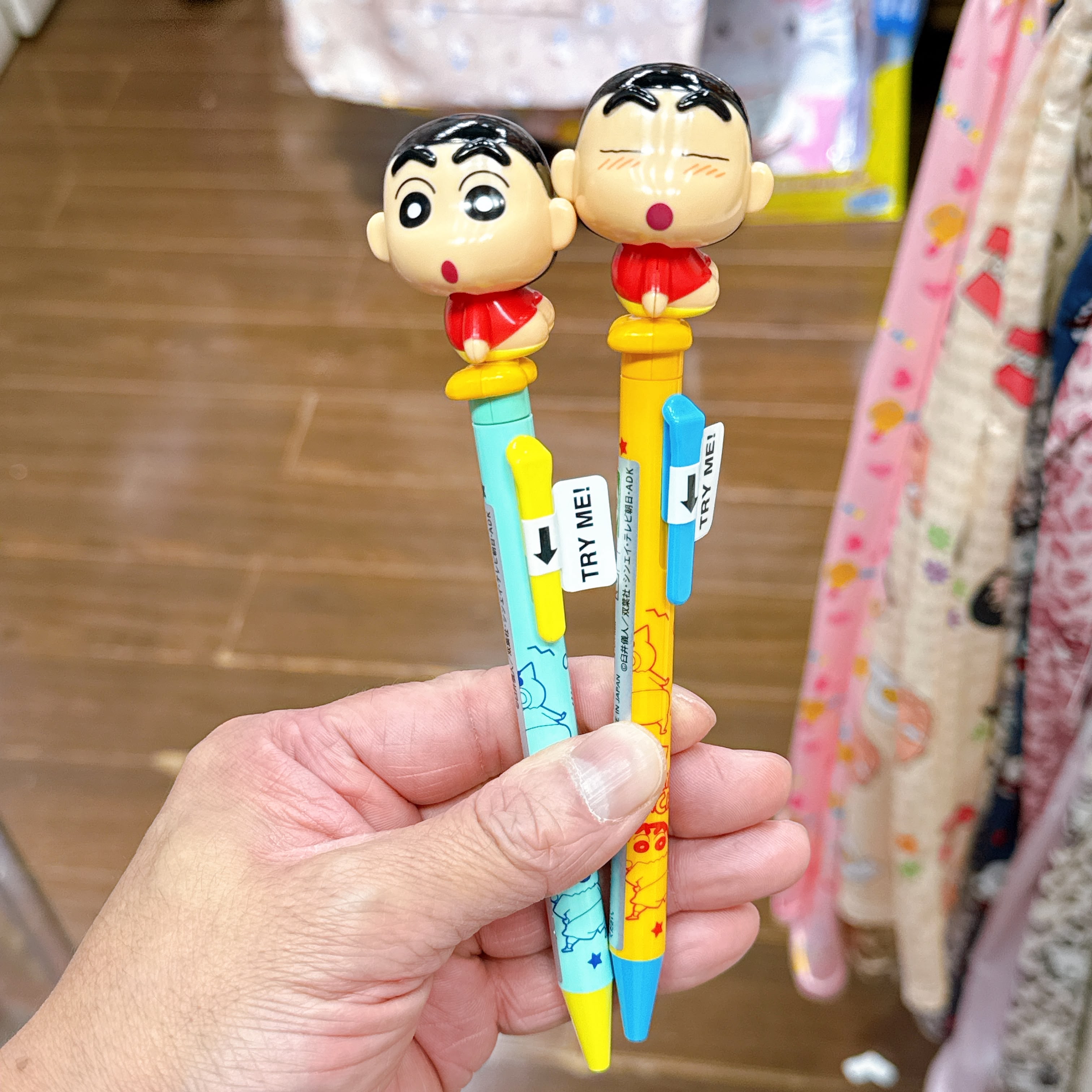 日本直送蠟筆小新可活動黑色原子筆個pat pat會扭下扭吓