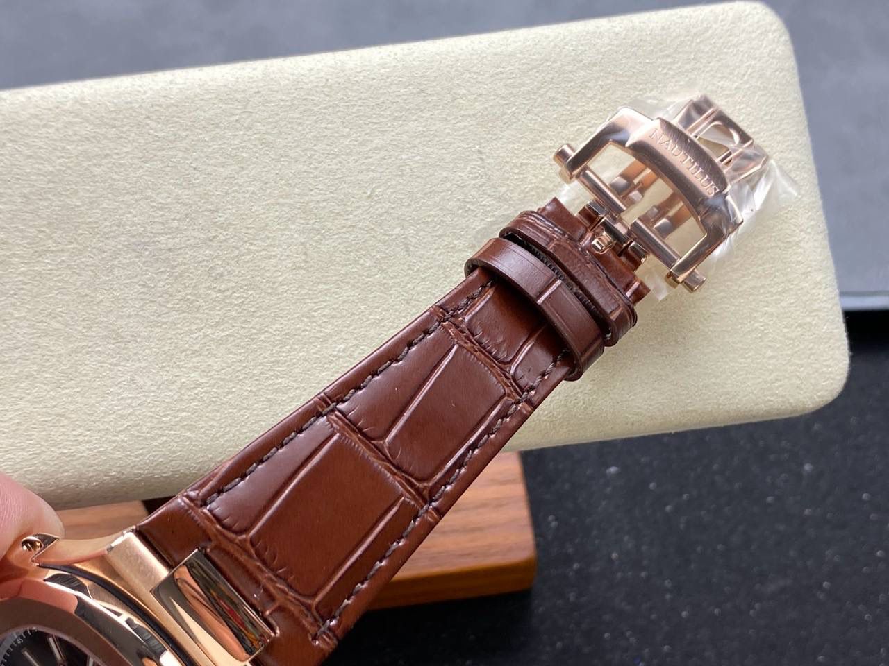 V2版真功能🌐真小秒！3K工厂 百达翡丽鹦鹉螺5980/1A-014多功能计时腕表V2版本，真小秒、真功能！【表壳】腕表尺寸40.5毫米，同正品一致的枕型表壳采用正面拉丝，侧面抛光的两种工艺组合，层次感分明，质感十足。尽显精湛工艺。【表带】采用原装表带一比一量身打造，每节表带的中央抛光部位，都能呈现钻石的形状，尽显高级质感。【机芯】3K厂采用定制版PP.CH28-520机芯，完美还原正品，时分秒，日期，和计时大秒功能。3K匠心之作，欢迎各位表友品鉴🌐