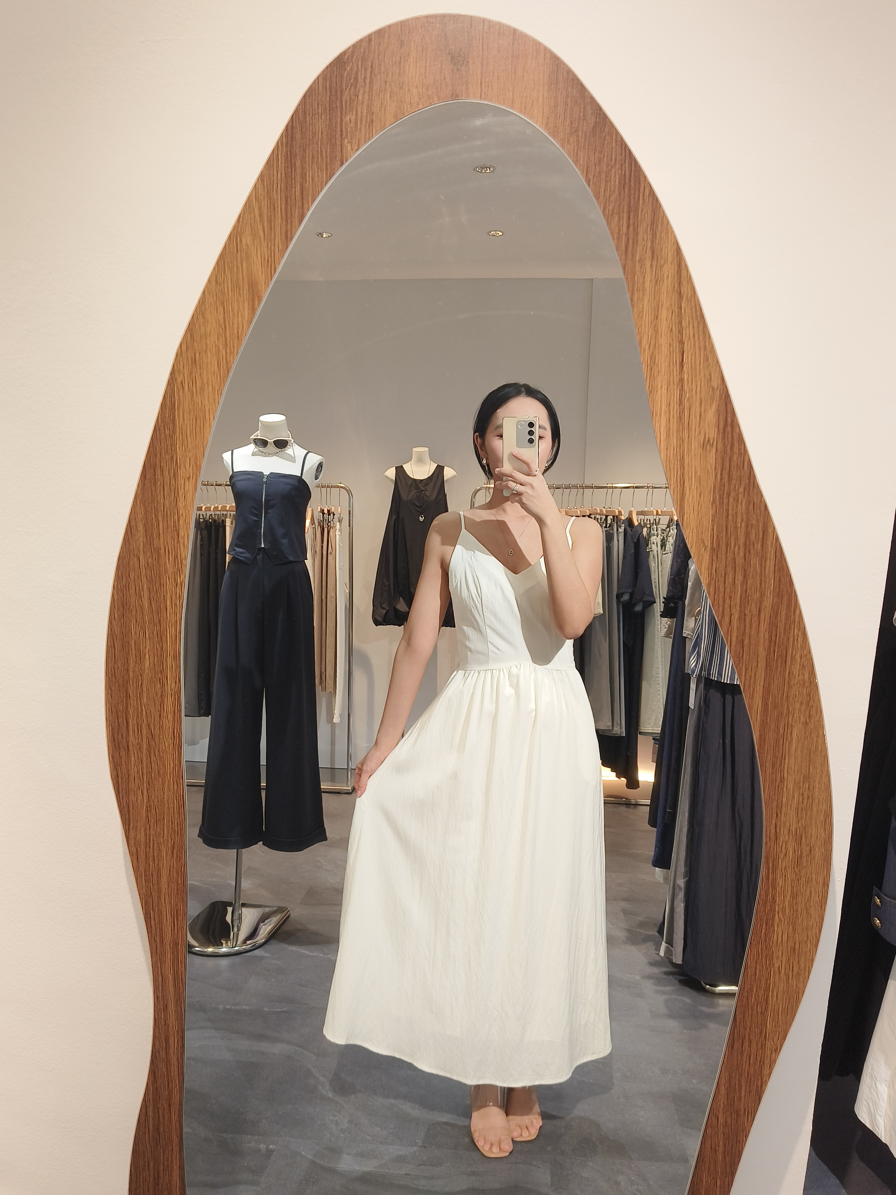 白色简约吊带连衣裙