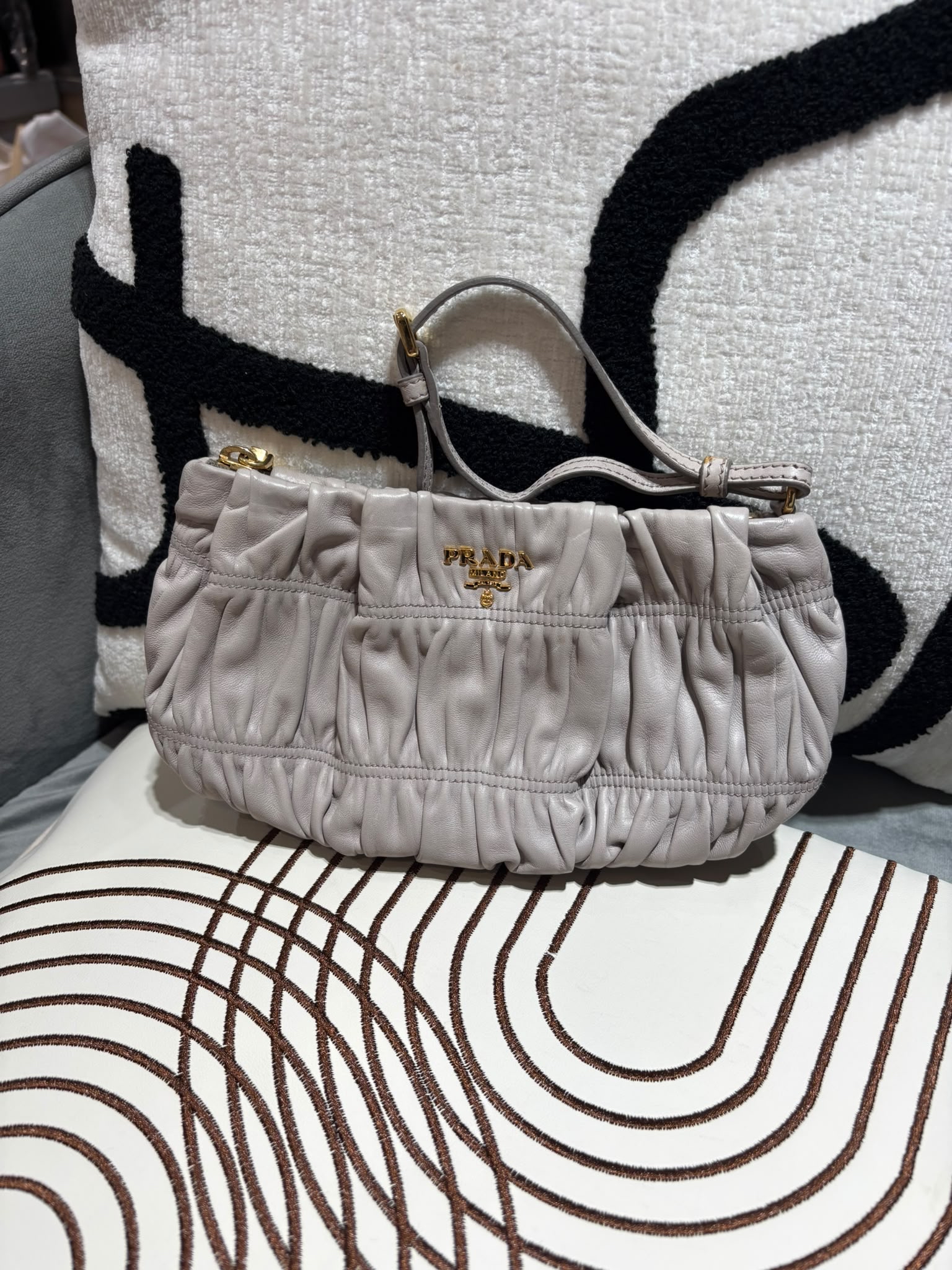 Prada pouch grey灰色clutch bag 100%Authentic ,95%new