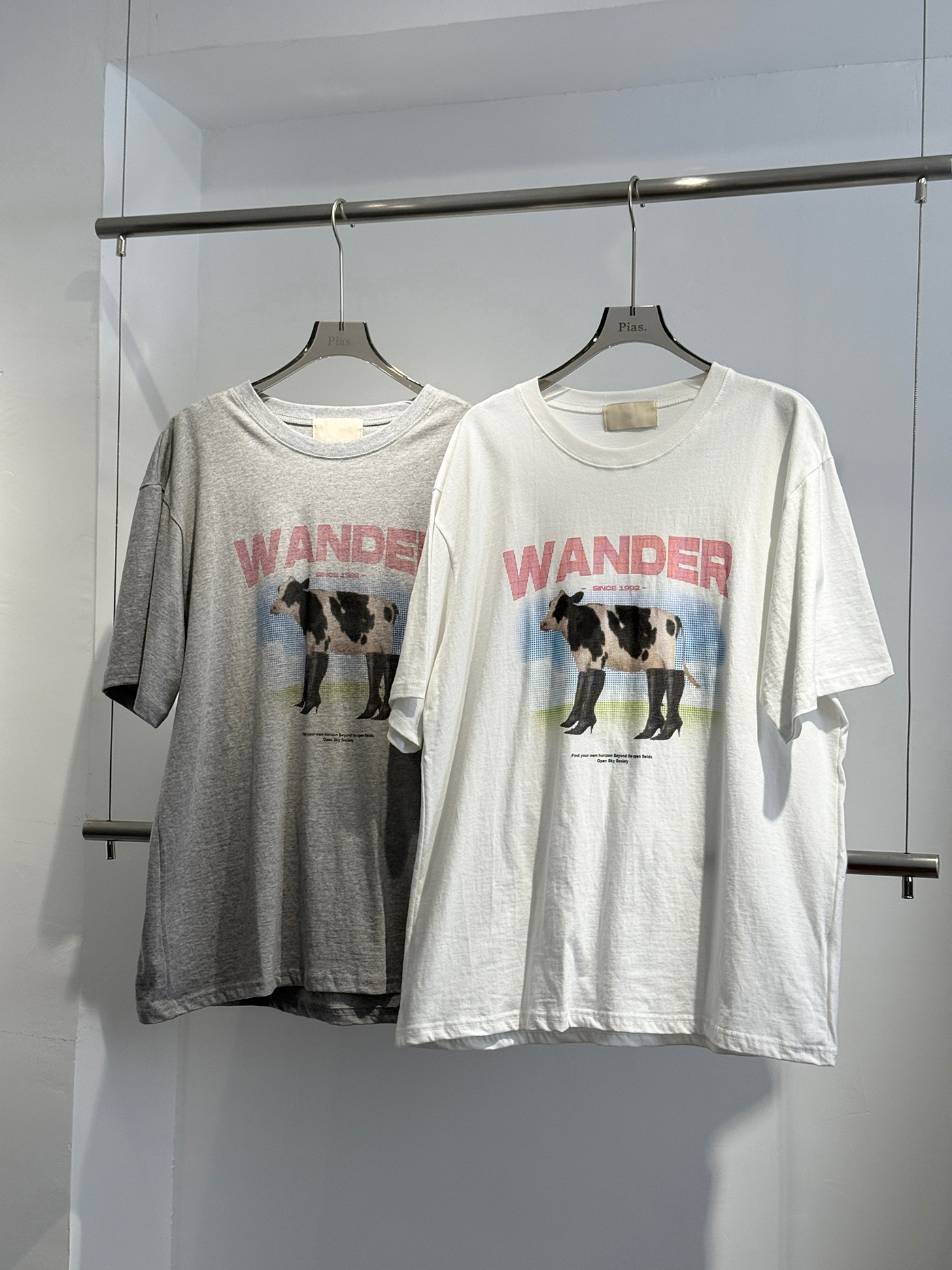 𝐖𝐚𝐧𝐝𝐞𝐫 𝐜𝐨𝐰 𝐠𝐫𝐚𝐩𝐡𝐢𝐜 𝐨𝐯𝐞𝐫𝐬𝐢𝐳𝐞𝐝 𝐭-𝐬𝐡𝐢𝐫𝐭