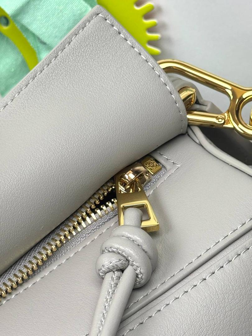 🎈最新编织手腕𝙋𝙪𝙯𝙯𝙡𝙚 ——【银灰色】 尺寸：𝟐𝟒-𝟏𝟎.𝟓-𝟏𝟔.𝟓𝐜𝐦 编码：062405 【配全套礼盒】 ♥️以罗家经典几何设计，搭配独特的编织手腕，绒面内里。 ♥️容量大，经典百搭，可拆卸肩带，有单肩，斜挎，手提等多样化背法。随性时髦洒脱，实用性强。 ♥️独家背景➕独家品质➕独家全套砖柜礼盒套装，市场高端品质皆在我手✌🏻