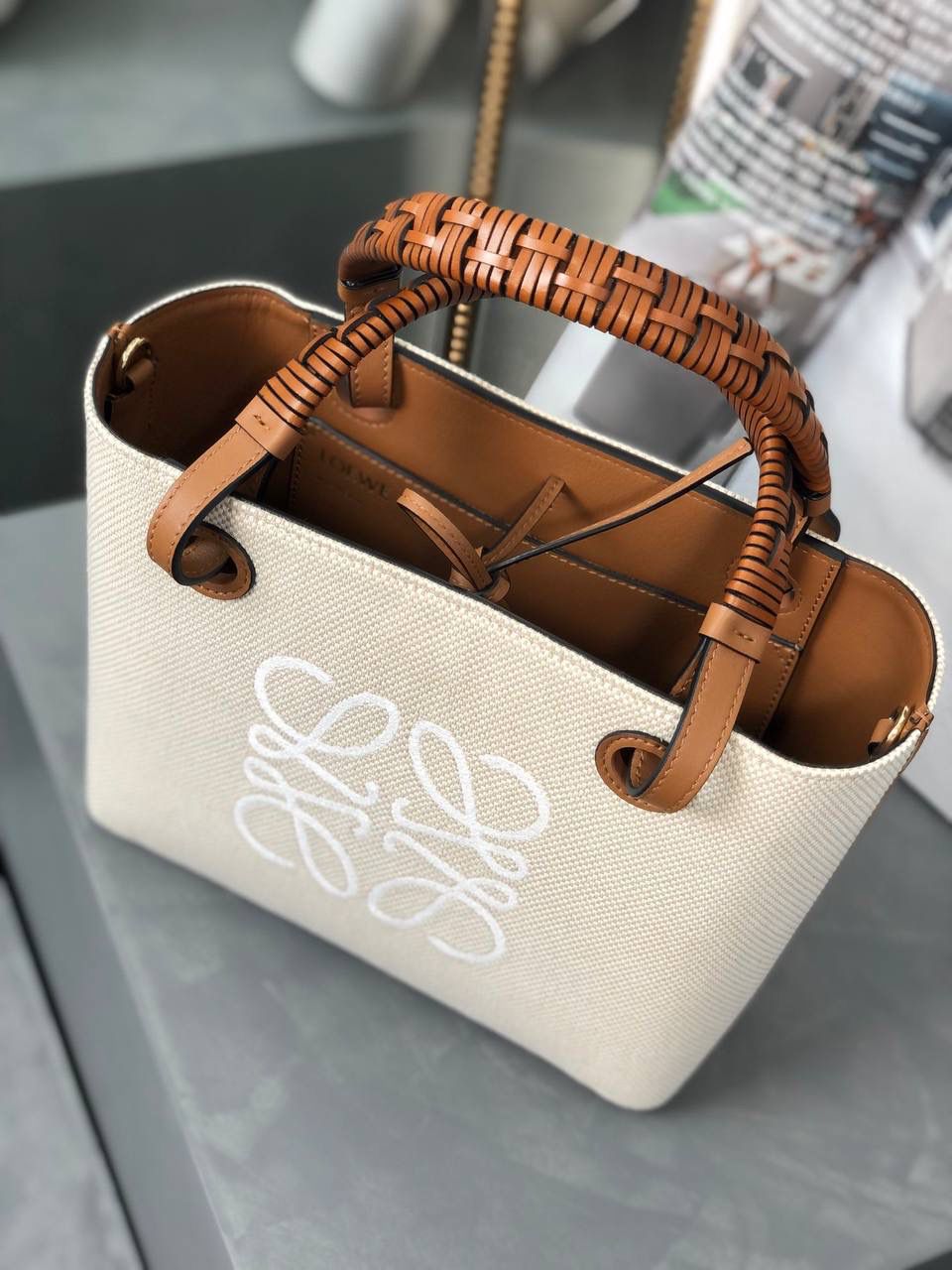 * 𝘈𝘯𝘢𝘨𝘳𝘢𝘮 𝘛𝘰𝘵𝘦 𝘔𝘪𝘯𝘪 挺阔有型的迷你小可爱.😍 尺寸：22-19.5-9cm 编码：652152 颜色：白色布配棕色皮 又出mini size啦，轻巧可爱又舒适，容量还是一样很能装，雨伞水杯轻松容纳！ 新增长肩带，还有更多背法等你解锁哦🔓