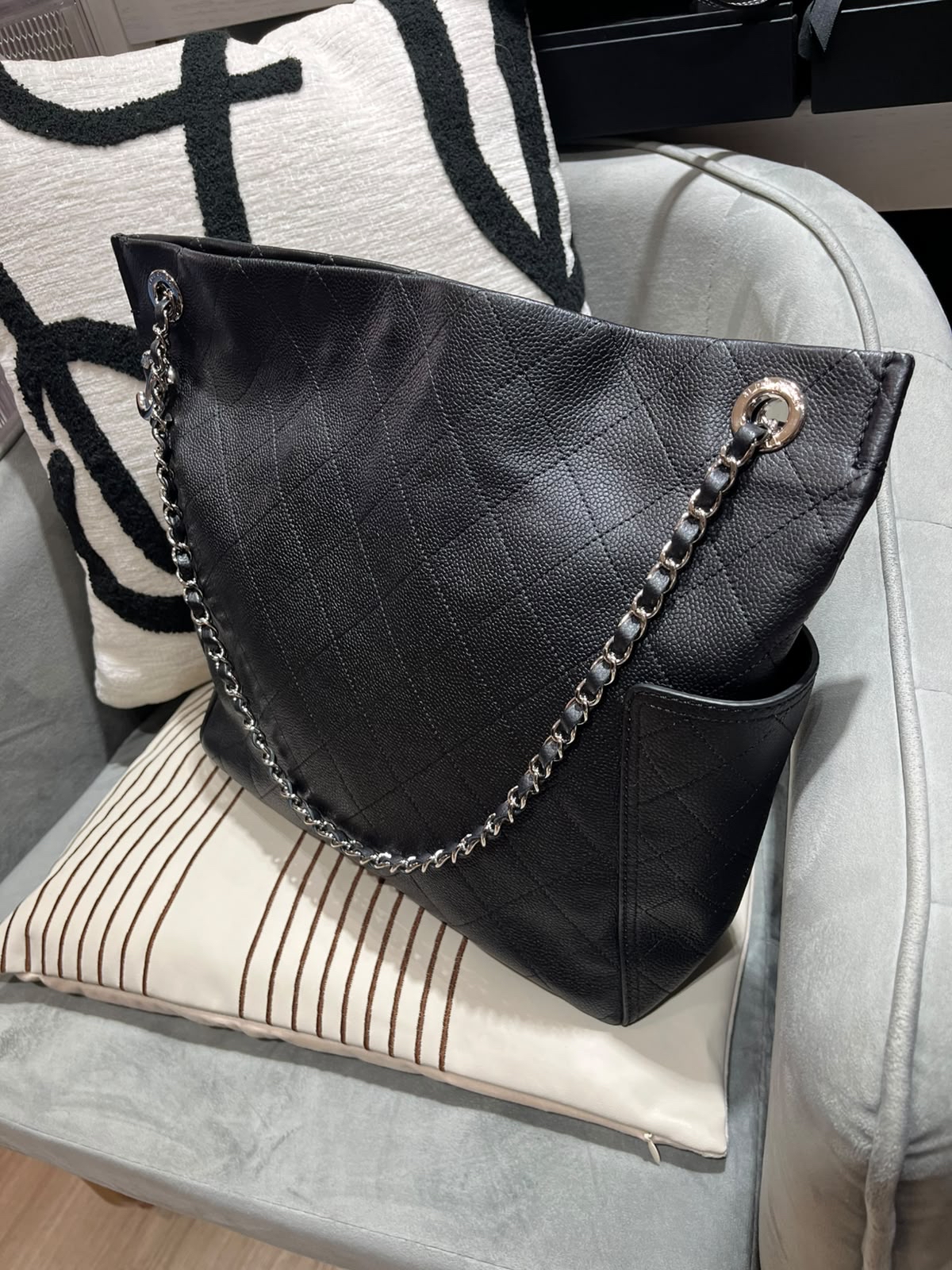 Chanel Shoulder Bag Calfskin 黑色魚子醬牛皮100%Authentic, 98%New ✅19 Card✅Dust bag