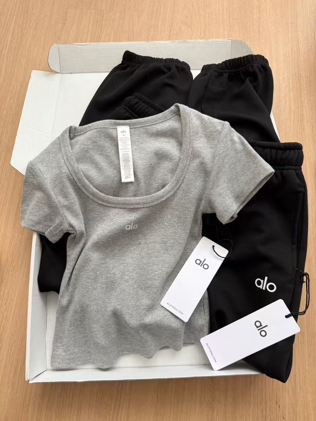 $85件。2件起$75件。Alo修身U領短袖