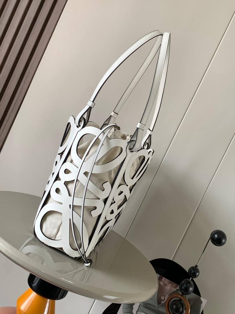 📍小号𝘼𝙣𝙖𝙜𝙧𝙖𝙢 𝙏𝙤𝙩𝙚镂空包 —【白色到货😍】 编码：652210 尺寸：𝟑𝟐-𝟏𝟐-𝟐𝟓.𝟓𝐜𝐦 ❤️以品牌经典Anagram图案镂空牛皮革制成，搭配牛皮革提手肩带和人字形棉帆布束带内袋。 ❤️可肩背或手提。包包自重轻，容量大，优雅与洒脱，自由切换。