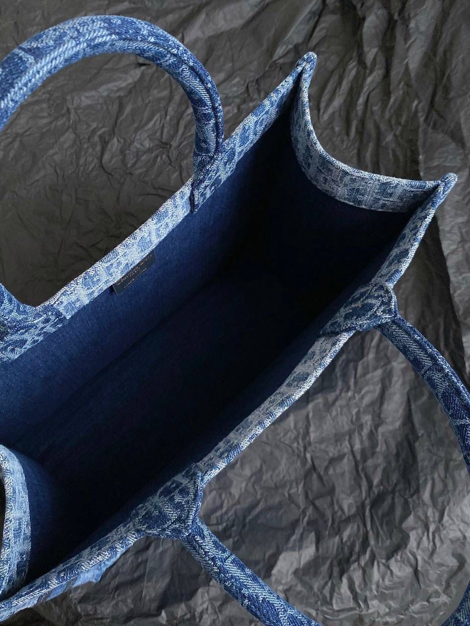 🈶牛仔蓝中号 𝗖𝗗 𝗕𝗼𝗼𝗸 𝗧𝗼𝘁𝗲 24石洗丹宁 这期的牛仔系列真的超爱！ 它的热度不亚于任何一只经典款 深蓝色丹宁➕经典的Oblique印花， 不规则石洗效果，渐变感特别且帅气 牛仔很百搭也没有什么季节性， 所以这系列是既特别又经典 不怕过时🤟🏻😎 姐妹们可以放心冲！ 36×27.5×16.5cm