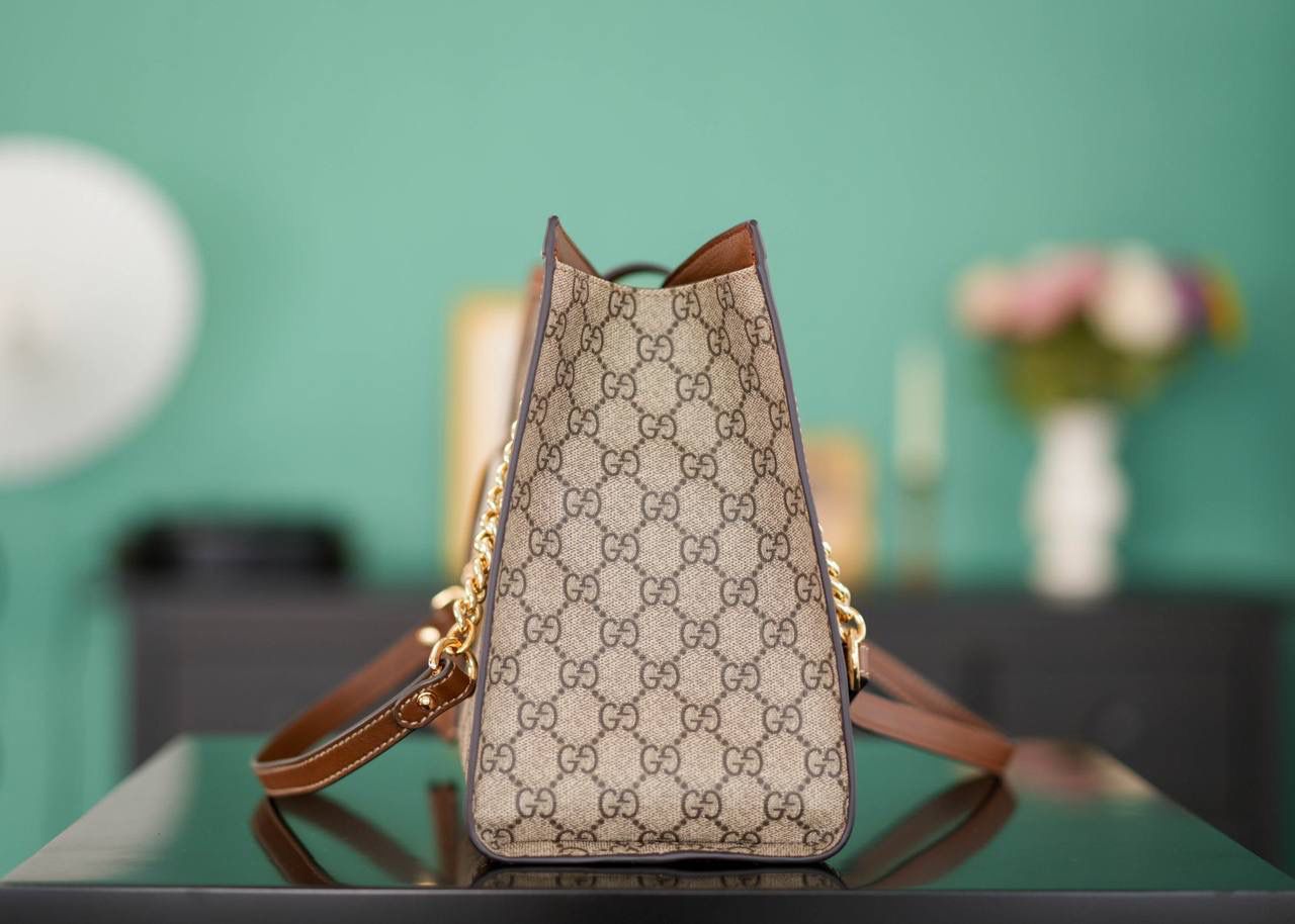 🥯Padlock系列GG中号肩背包 老花棕色 35cm 休闲、随意、有范 且非常大牌的款真的非Padlock这款购物袋不可 这个尺寸比较通勤风一些，大容量 包身轻便，非常适合上班族！ 官方款号 479197 尺寸：35x23.5x14cm