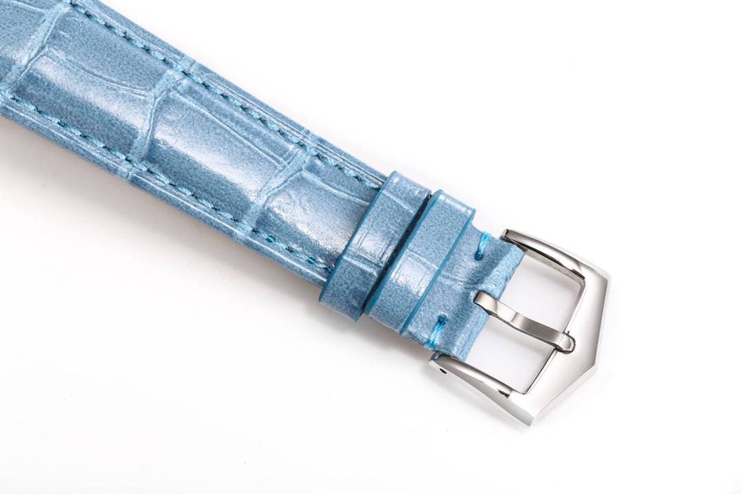 ✨百达翡丽复杂功能时计4947/4948系列 惊艳首发 年历+月相镶钻女表💎 经典时髦，美艳出圈😍😍 38mm表壳精抛光，线条流畅弧度饱满，表冠镌Calatrava十字星，侧边镶钻呼应表壳，质感拉满✨ 珍珠母贝表盘+立体金质字块+金质大三针，读时清晰；9点位星期、3点位月份、6点位日期月相，年历每年仅需调校1次，实用便捷🌙 搭载324S QA LU自动机芯，带PP印记，性能卓越⚙️ 意大利手工缝线牛皮表带+镶钻原装针扣，优雅显贵，懂表之人必入💫