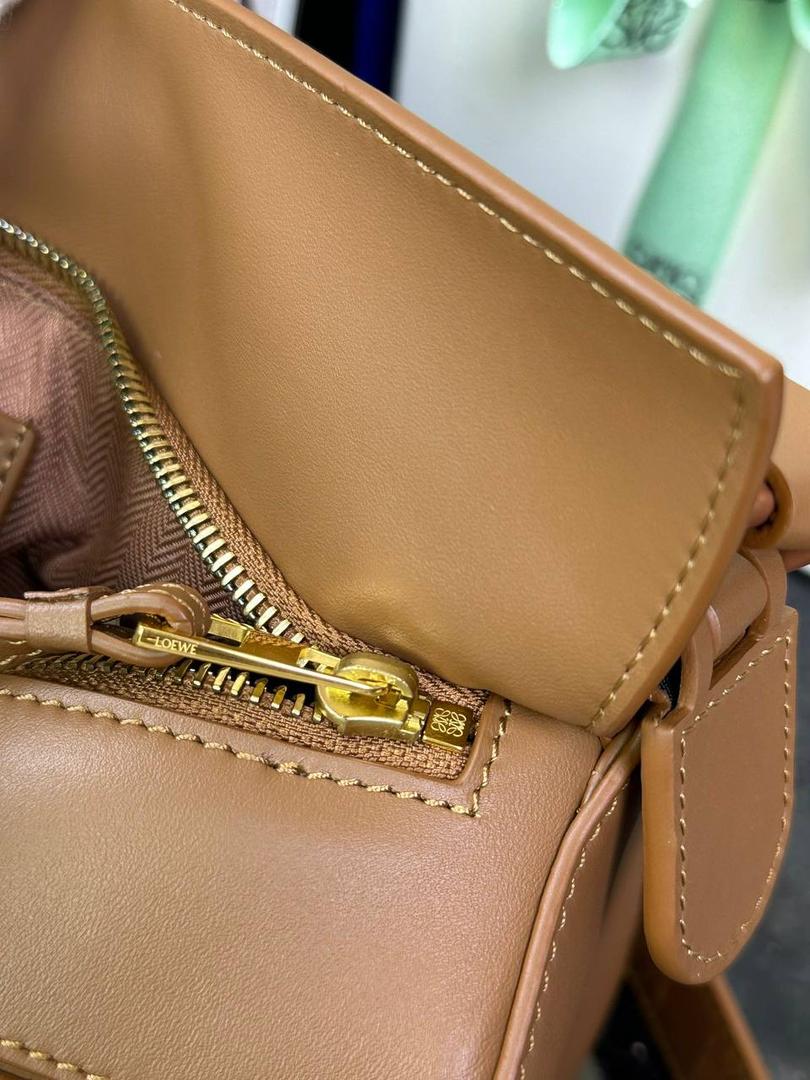 👉🏻小号𝙿𝚞𝚣𝚣𝚕𝚎 【宽肩带】 平纹/Anagram牛皮手袋👜 尺寸:𝟐𝟒-𝟏𝟔.𝟓-𝟏𝟎.𝟓𝐜𝐦 编码:65222585棕色【配全套礼盒】 秋冬最新爆款上线啦…⤴️ 从手袋的小牛皮革、缝线、背带的金属环扣，内里内衬细节.都换上了最新的饱和单色系，细腻质感，为手袋增添了不一样的视觉魅力🔅