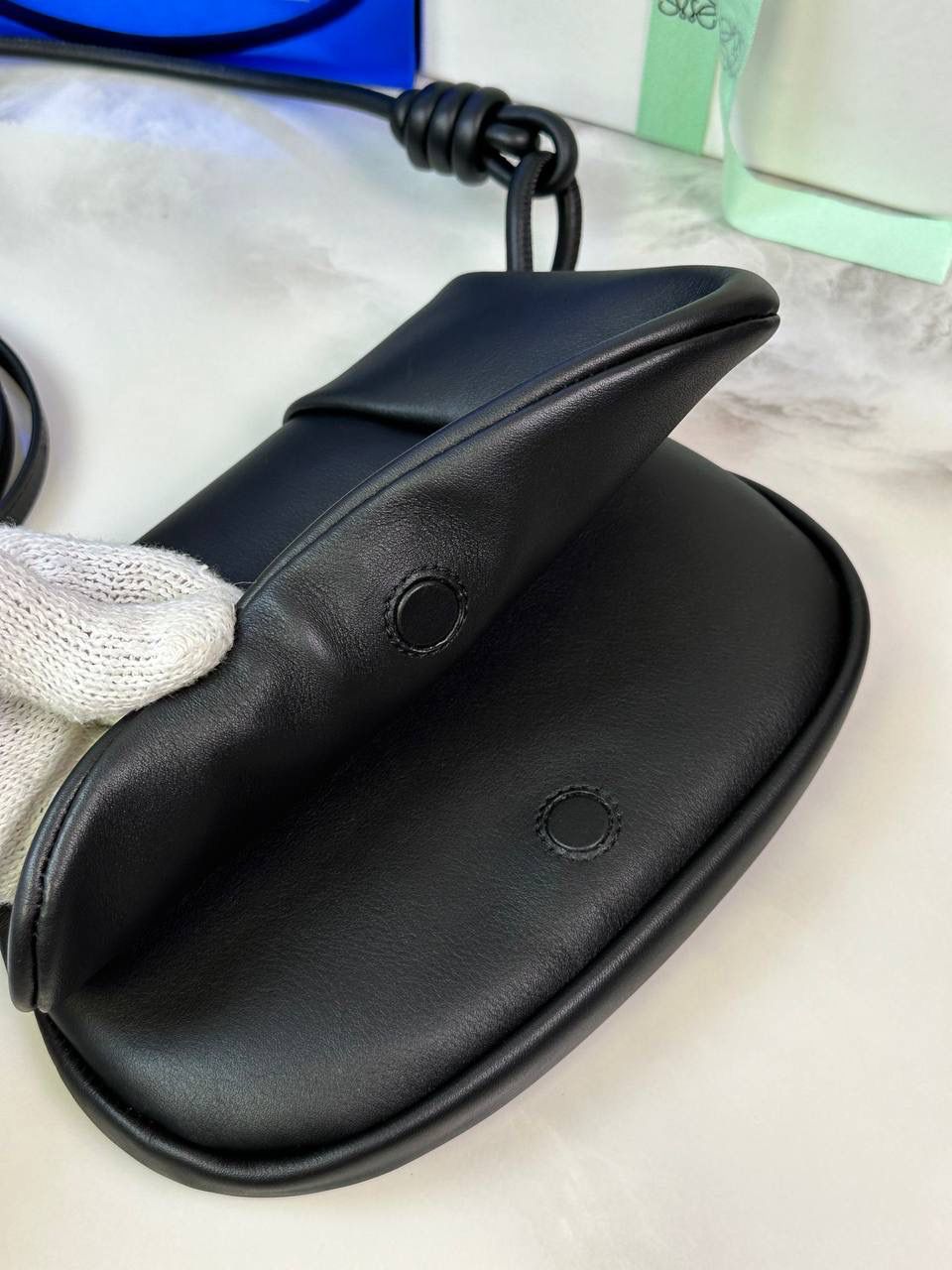 全新*𝙋𝙖𝙨𝙚𝙤 𝙨𝙖𝙩𝙘𝙝𝙚𝙡 手袋🛍️【黑色】 —— 朕品1w7➕😘 （字母链条需另外购买） 尺寸:𝟐𝟓-𝟏𝟕-𝟖𝐜𝐦 编码:062318 ✅做工精致，廓形简洁优雅，独特、柔软的褶襇结构，超轻盈构造，纳帕软牛皮革（里外全皮），顶部饰有flamenco螺旋绳结。 ✅配置双肩带，短手柄肩带可做腋下包不可拆卸，长肩带可肩背可斜挎可拆卸调节，磁扣开合设计，多种背法随心所欲❤