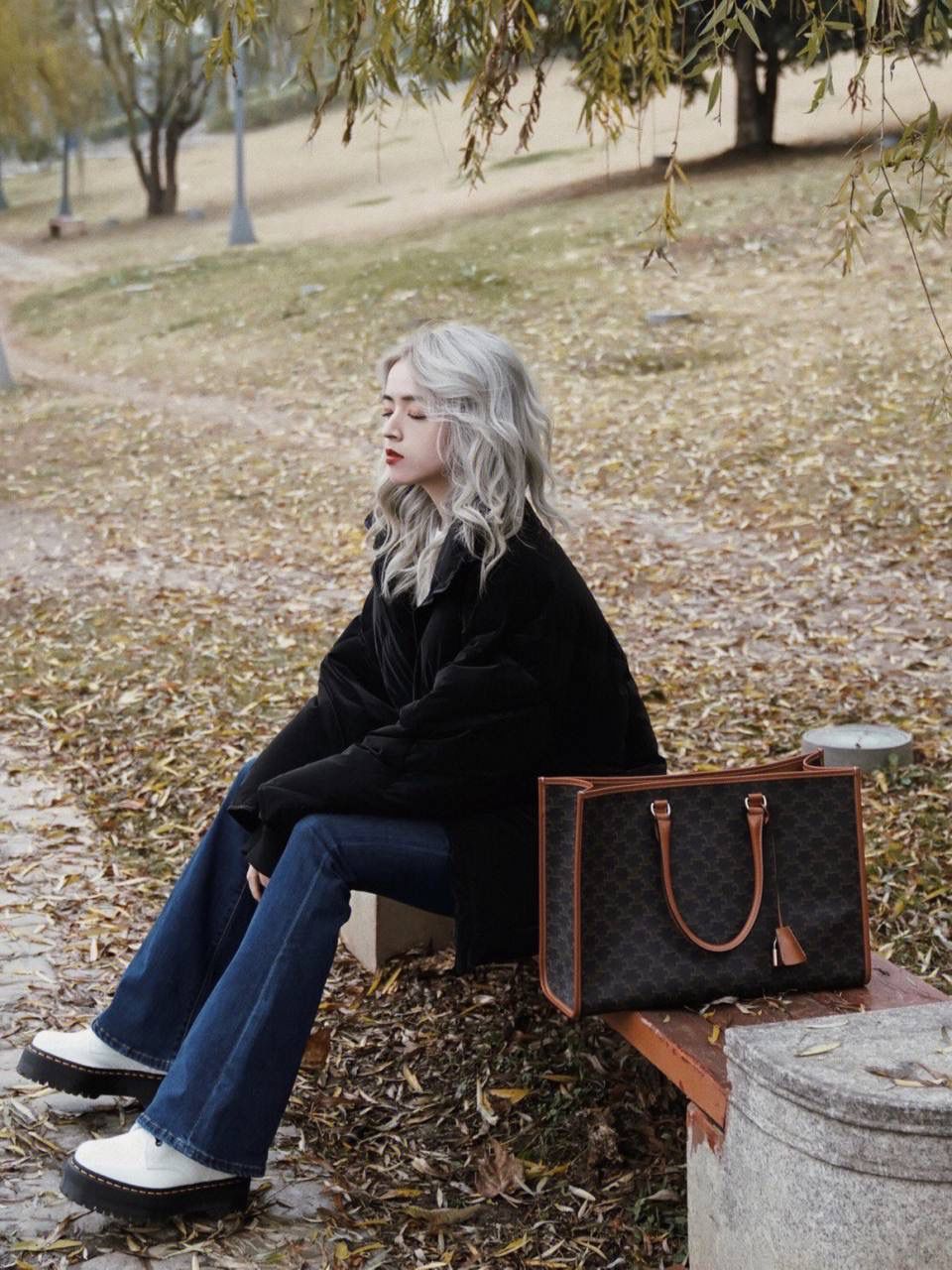 🔥大货实拍图 𝗖𝗘𝗟𝗜𝗡𝗘 ♥ 𝗖𝗔𝗕𝗔𝗦 𝗧𝗢𝗧𝗘大号 型号：197912 大号尺寸：43*30*10cm 小号尺寸：35*22*7cm 𝘾𝙀𝙇𝙄𝙉𝙀 𝟐𝟎𝟐𝟐秋冬新款～老花帆布cabas真的是大号包中的战斗机！耐刮擦，轻便，容量大，装电脑不在话下！更加感人的是袋口有暗扣，安全感满满，日常出门使用都很合适，职场女性和宝妈就更加不能错过啦！