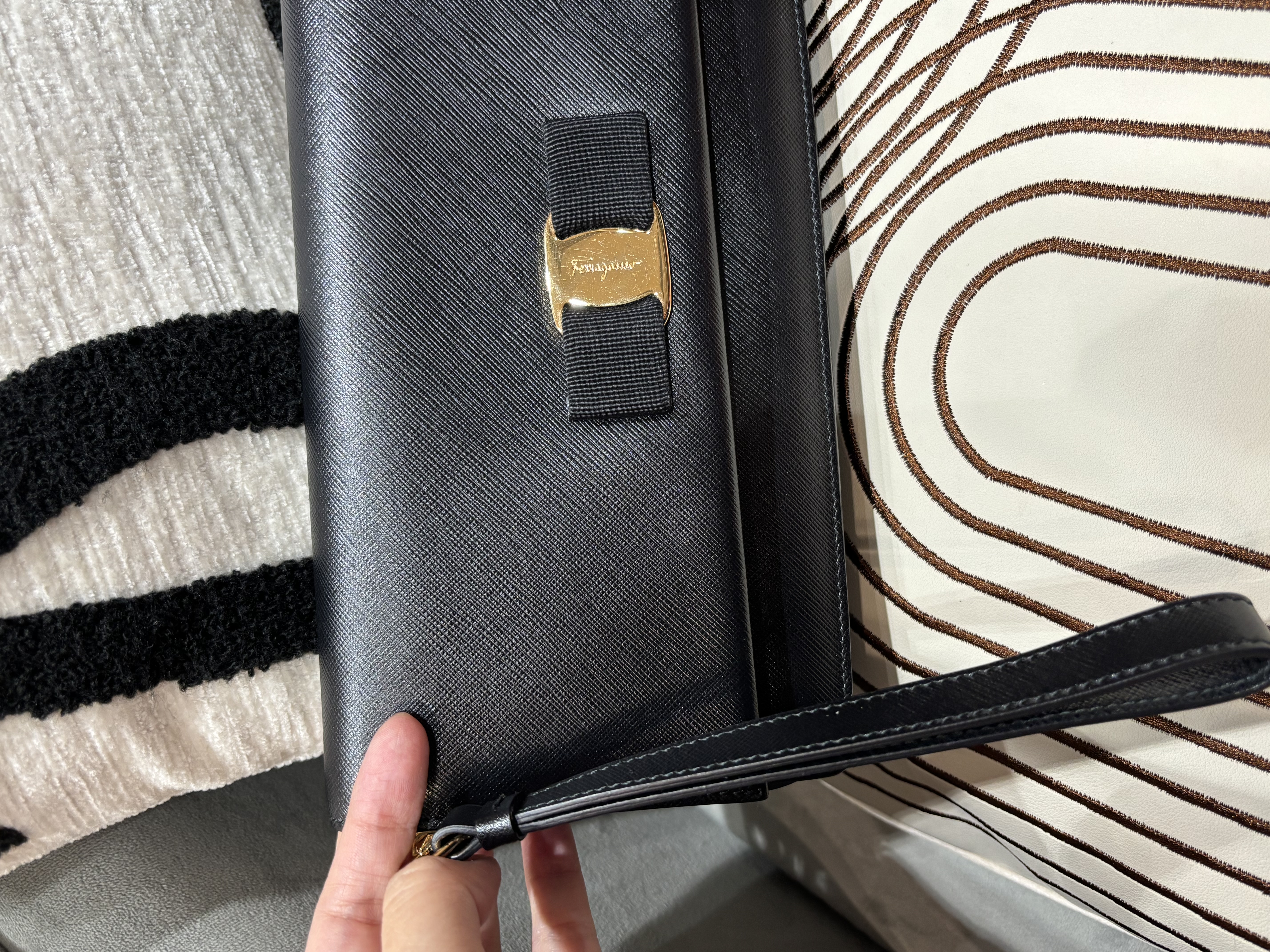 SALVATORE FERRAGAMO Miss Vara Clutch 黑色十字壓紋皮革Black Saffiano Leather 100%Authentic, 98%New ✅Dust bag