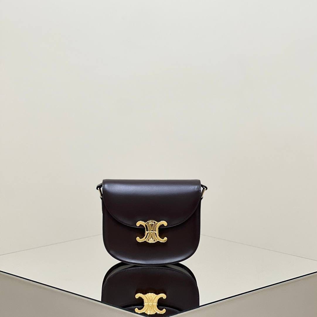 🔥大货实拍图 𝗖𝗘𝗟𝗜𝗡𝗘 ♥ 𝗧𝗘𝗘𝗡 𝗕𝗘𝗦𝗔𝗖𝗘肩带马鞍 型号：110413 尺寸：18.5*16*6cm 这只包除了皮质采用了CELINE 最具标志性的亮泽小牛皮之外，还采用了3种制包工艺(毛边/背缝/滚边背缝)市面上几乎没有品牌会这样大费周章去制作一只手袋。并且一般的品牌手袋的内衬都是麂皮的材质，而这款手袋采用了纳帕小羊皮，表里如一地奢华与精致！✨