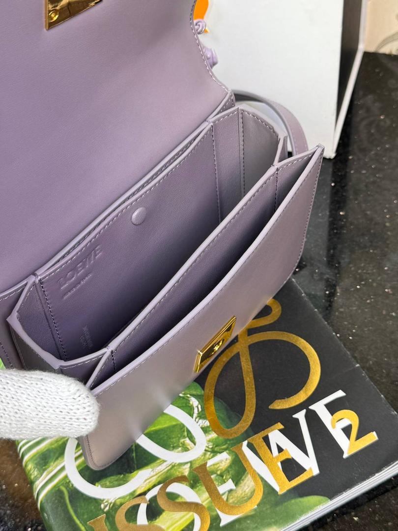 🎈单色釉𝘎𝘰𝘺𝘢*缎面皮 —【藕粉紫釉到货✅】 尺寸：𝟏𝟗-𝟔-𝟏𝟑.𝟓𝐜𝐦 编码：262123 【配全套礼盒】 ✅汲取古代单色釉瓷器色彩灵感，全新打造𝘓𝘰𝘸𝘦*单色釉系列。该款采用缎面丝绸牛皮搭配内里纳帕羊皮，手感丝滑细腻。正面立体膨胀𝘈𝘯𝘨𝘳𝘢𝘮 𝘓𝘰𝘨𝘰设计搭配陶瓷小兔子挂饰，堪称时尚界的艺术品。 ✅磁扣开合，内部3个隔层设计，以及按扣和背面小侧袋，收纳方便➕安全感满分，能装，好搭。