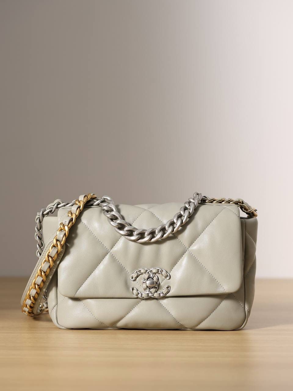 chanel 19 bag 灰色❤️‍🩹👜小号 独家渠道货 方框 原厂正品皮 小羊皮系列✨以诞生年份2019命名的小香19手袋 每针每线都是符合正品工艺 尺寸：16 x 26 x 9cm