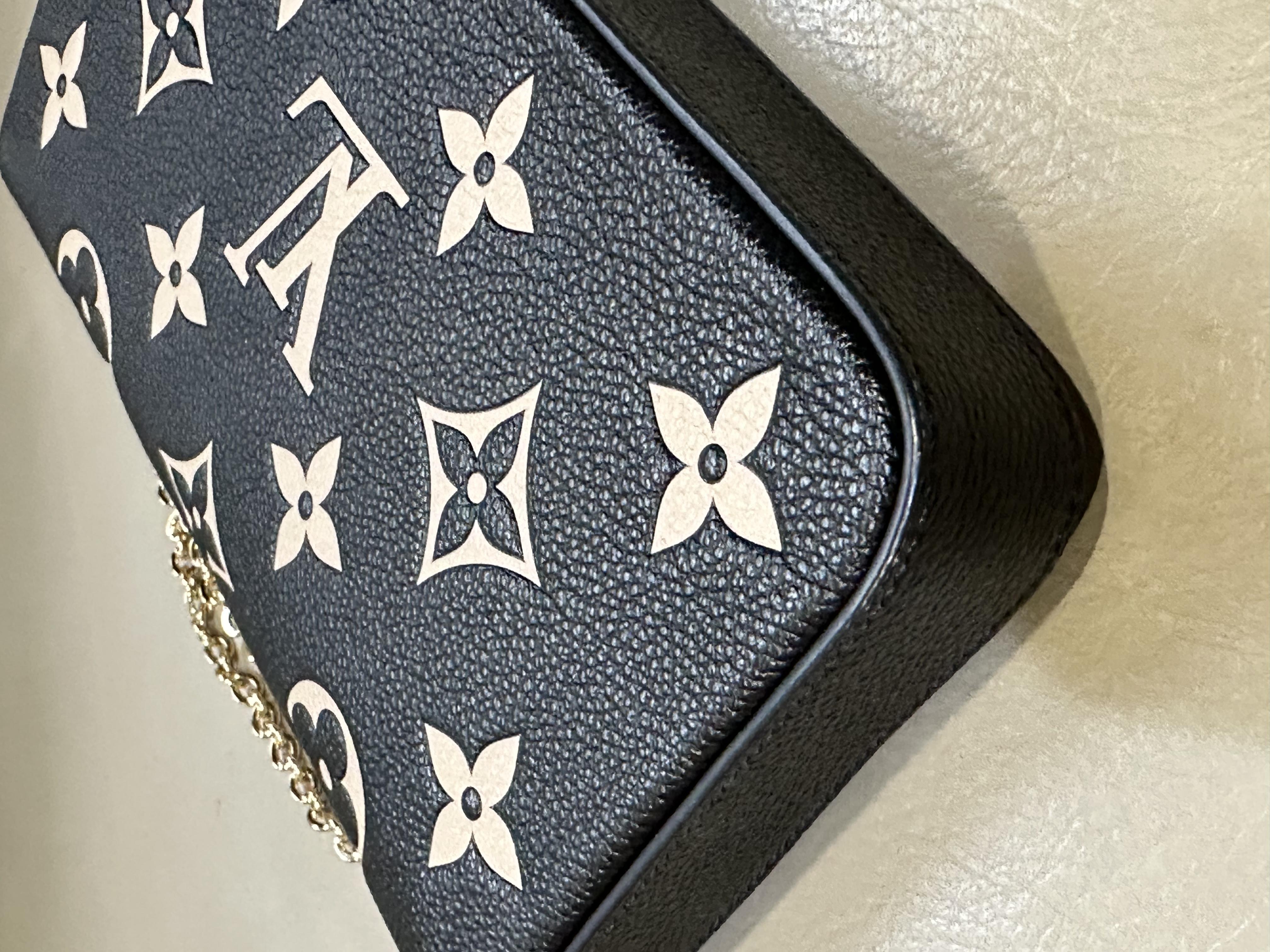 Pre-owned LV Félicie Pochette in bicolor Monogram Empreinte leather / Product Code: 26040508