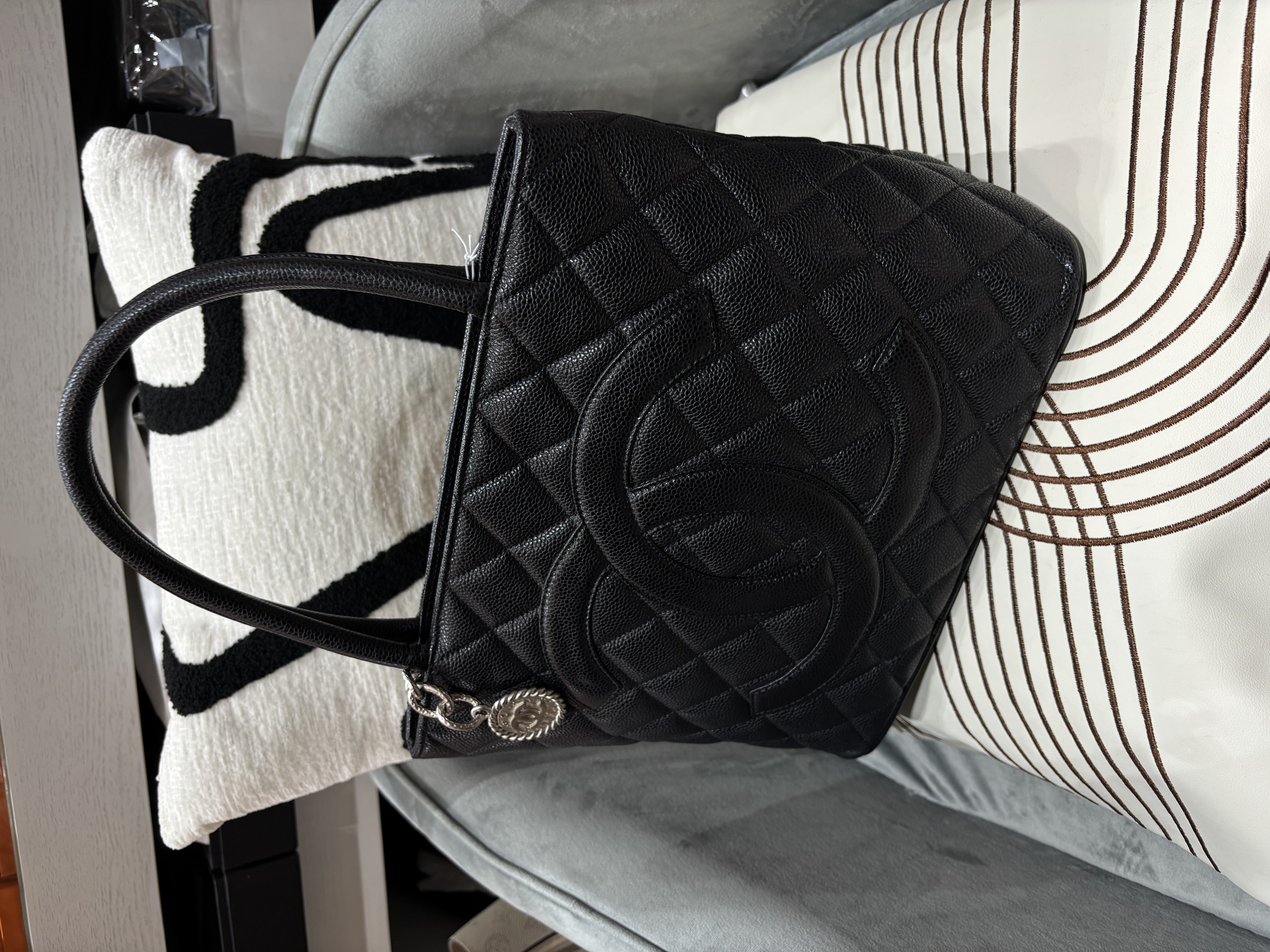 Chanel medallion shoulder hag 黑色魚子醬牛皮希爾頓包，Vintage 絕版 100%Authentic ,95%new✅14Card ✅Dust bag