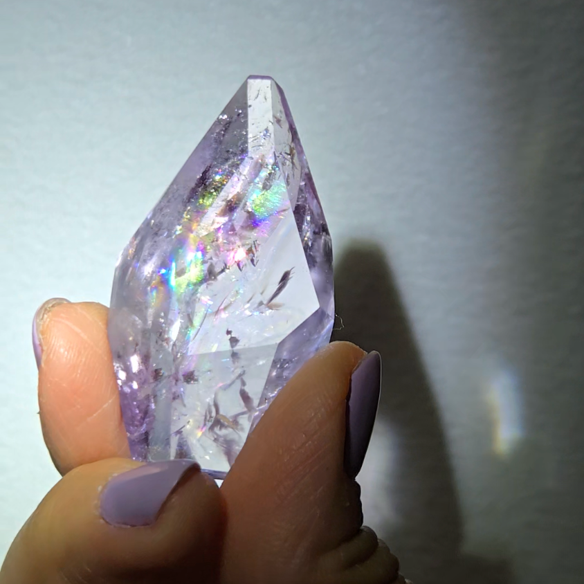 Amethyst pocket stone with rainbows and phantoms - AM68