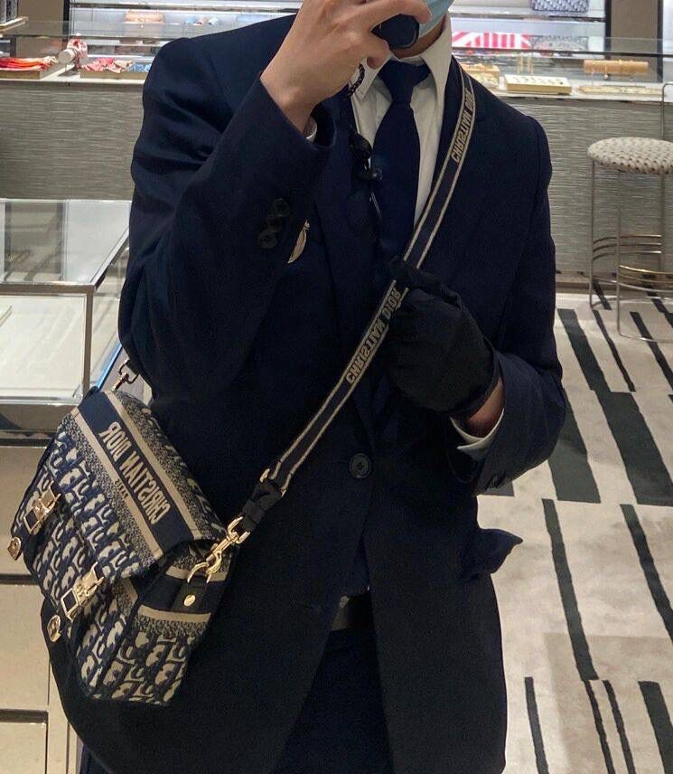 小号 DIORCAMP 手袋👜✨ 蓝色刺绣 Oblique 印花 这款小号手袋通体饰以蓝色刺绣 Oblique 印花，搭配“CHRISTIAN DIOR”标志翻盖和运动风格“CD”搭扣提升格调。 正面饰以“CHRISTIAN DIOR”标志 “CD”搭扣 可拆卸、可调节的肩带 内含防尘袋 尺寸：23 x 15 x 8 厘米