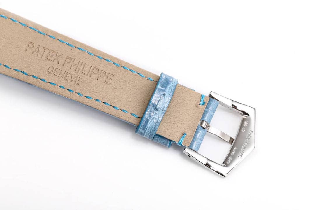 ✨百达翡丽复杂功能时计4947/4948系列 惊艳首发 年历+月相镶钻女表💎 经典时髦，美艳出圈😍😍 38mm表壳精抛光，线条流畅弧度饱满，表冠镌Calatrava十字星，侧边镶钻呼应表壳，质感拉满✨ 珍珠母贝表盘+立体金质字块+金质大三针，读时清晰；9点位星期、3点位月份、6点位日期月相，年历每年仅需调校1次，实用便捷🌙 搭载324S QA LU自动机芯，带PP印记，性能卓越⚙️ 意大利手工缝线牛皮表带+镶钻原装针扣，优雅显贵，懂表之人必入💫