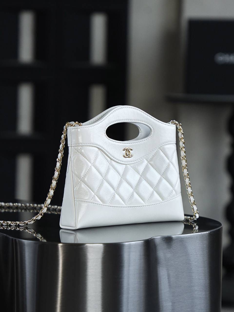 Nano 31Bag鑒定版👜 一包一碼 支持全球鑒定查驗身份證原廠專G Bonaudo皮料過關清單資料可査詢 夢中情包31bag nano超絕的仙女白色！ 更顯氣質和溫柔！ 人生總要有一隻仙女白的包包！ 31Bag nano更是時尚寵兒，實用與時尚的完美結合！ 五金：厚镀14k淡金 皮料：Bonaudo亮面小羊皮 尺寸：20*17.5*3.5cm