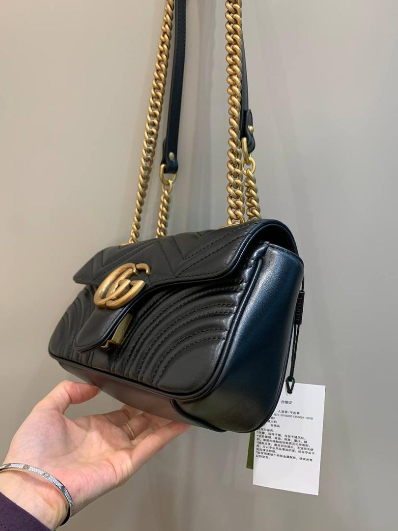 新背景实拍正品级 。经典款金扣黑色22cm‼️ 销量王本尊，黑色绝对是最受欢迎的颜色，不分季节不分场合，想怎么搭配就可以随你心意，黑色皮料更能透出原厂皮质感，金色五金黑色皮料简直就是灵魂搭配，这个颜色你们每一个人都要入‼️ 型号446744；尺寸22/13/6cm