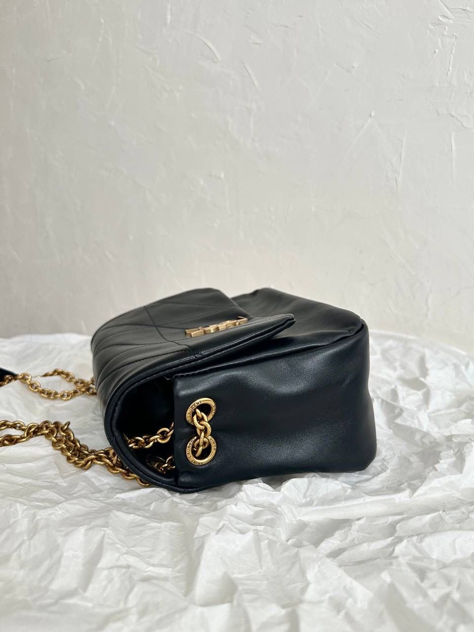 ys1 jamie羊皮链条包小号黑色🖤 比起大号，小号是更日常的小可爱 他们家的包基本都是用的小羊皮 小羊皮和皮肤接触的质感真的不是其他皮可以比的 非常柔软，非常舒服 我觉得翻盖包比拉链包要好用 一翻一盖一取一放，行云流水 小号的尺寸完全是按照黄金比例来的 不挑身高身形，真正的优雅且大方～ 我们家没有zp真的不可能会开发 品质你们看对比图就好 代购级可不是说说而已哟！ 25×16×7cm763475m