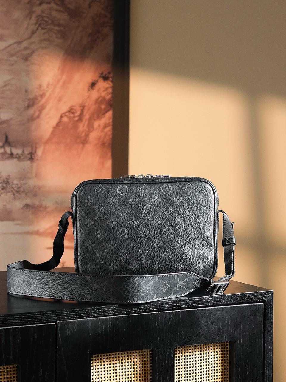 𝙊𝙐𝙏𝘿𝙊𝙊𝙍 邮差包👜✨ 法国🇫🇷原厂皮/纯钢五金 尺寸:29.5*20*10.5cm 经典又不失大气的邮差包，正面的银色拉链与金属件上精致细节，可调节肩带打造轻松背携体验！轻便且耐装，实用性强！无论是休闲，商务，运动风它都能妥妥搭配上！推荐种草，越看越耐看！