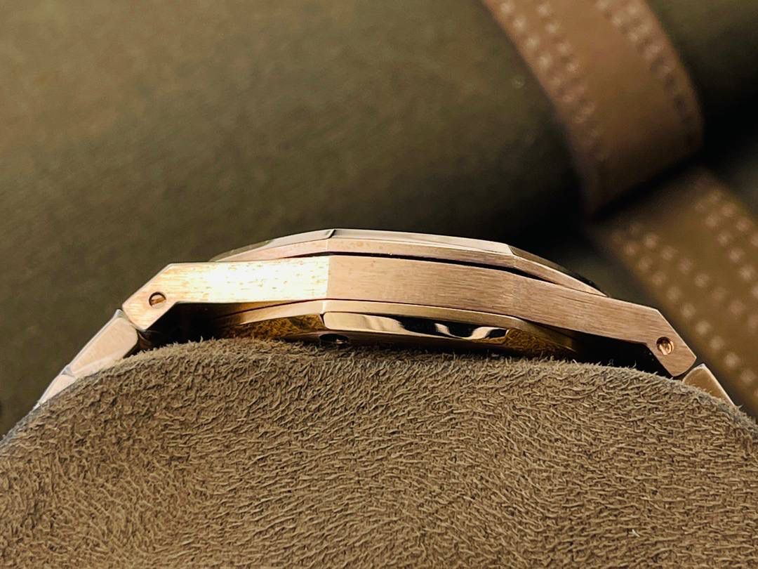 市场V4最高版本 爱.彼皇家橡树15400满天星系列腕表！ 1⃣️搭载进口9015机芯机械改装Cal.3120机芯，走时精准！ 2⃣️直径41MM！厚度9.8MM！ 3⃣️全表采用高亮度钻镶嵌，技艺精湛，不掉钻！ 4⃣️采用圈口可拆卸结构，市场大部分版本圈口不能拆卸！ 5⃣️316L全钢精磨工艺，质感更好！ 6⃣️全钻表盘，搭载高端指针！