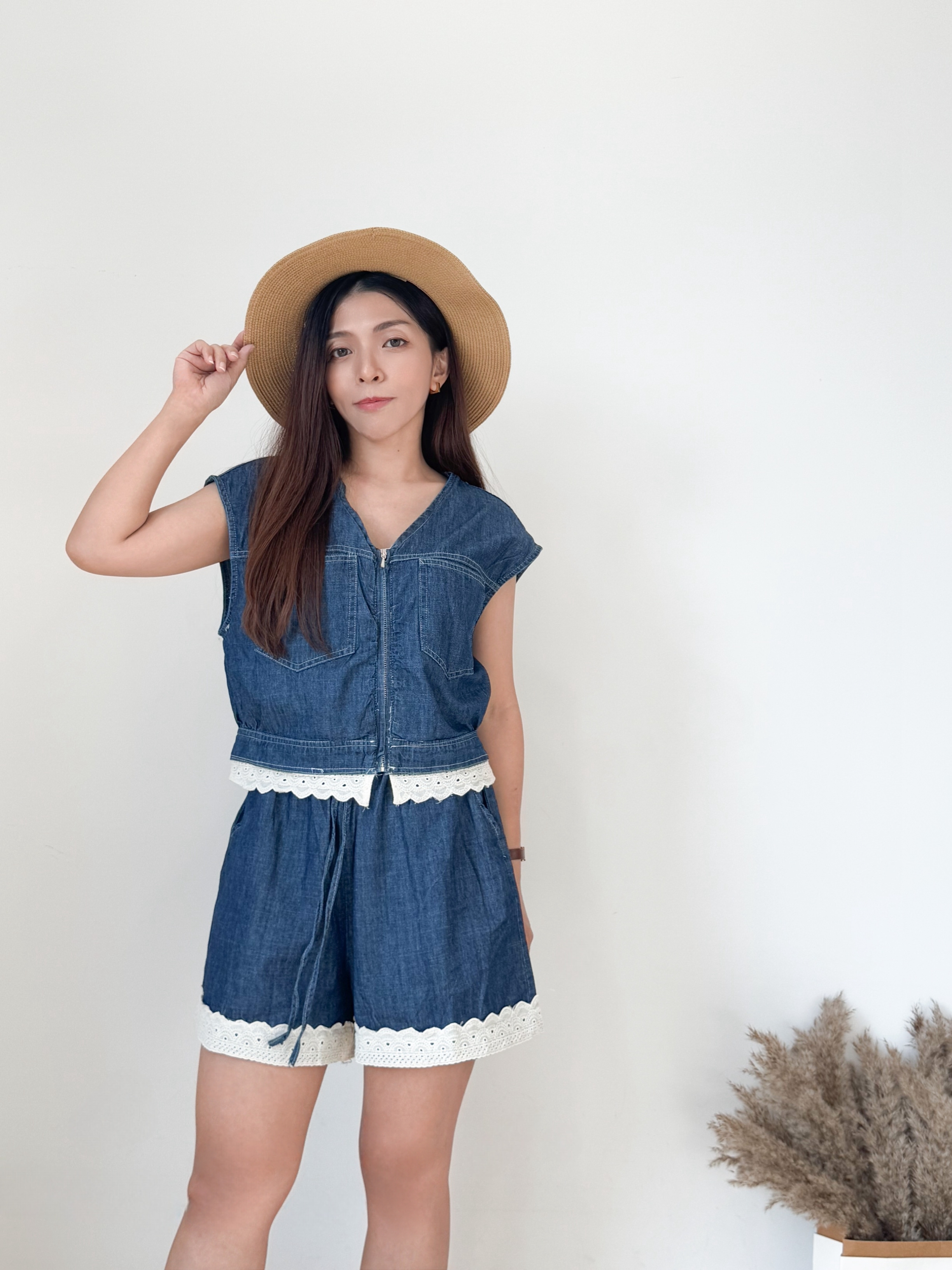 Hannah Lace Denim Vest Top + Short Sets 牛仔气质拼接蕾丝马甲上衣 + 短裤套装 （ 2 Colours）