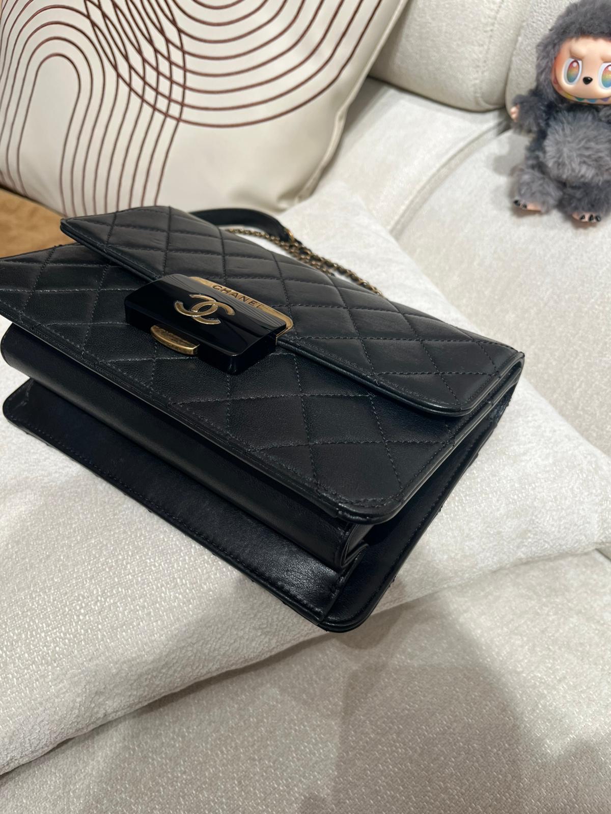 CHANEL FLAP BAG BEAUTY LOCK BLACK A93222 100%Authentic,95%new ✅ 專門店收據✅22卡✅ 塵袋 ✅ 盒 