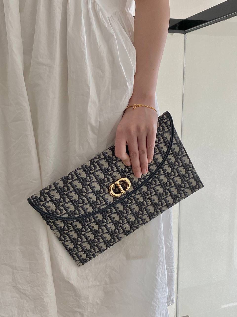 30 Montaigne 手拿包👜✨ 蓝色 Obliaue 印花 独家渠道货 独家原厂皮全网最高性价比最硬货🔥 中号 30 Montaigne 手拿包 宽敞的内部隔层可收纳各种日常用品，🉑作为手拿包使用，也可放入Book Tote 手袋中。正面饰以CD 标志 ✅拉链开合 ✅1个内侧隔层 ✅1个内部贴袋 ✅配整套包装🎀🤟🏻 尺寸：26×20× 5.5厘米